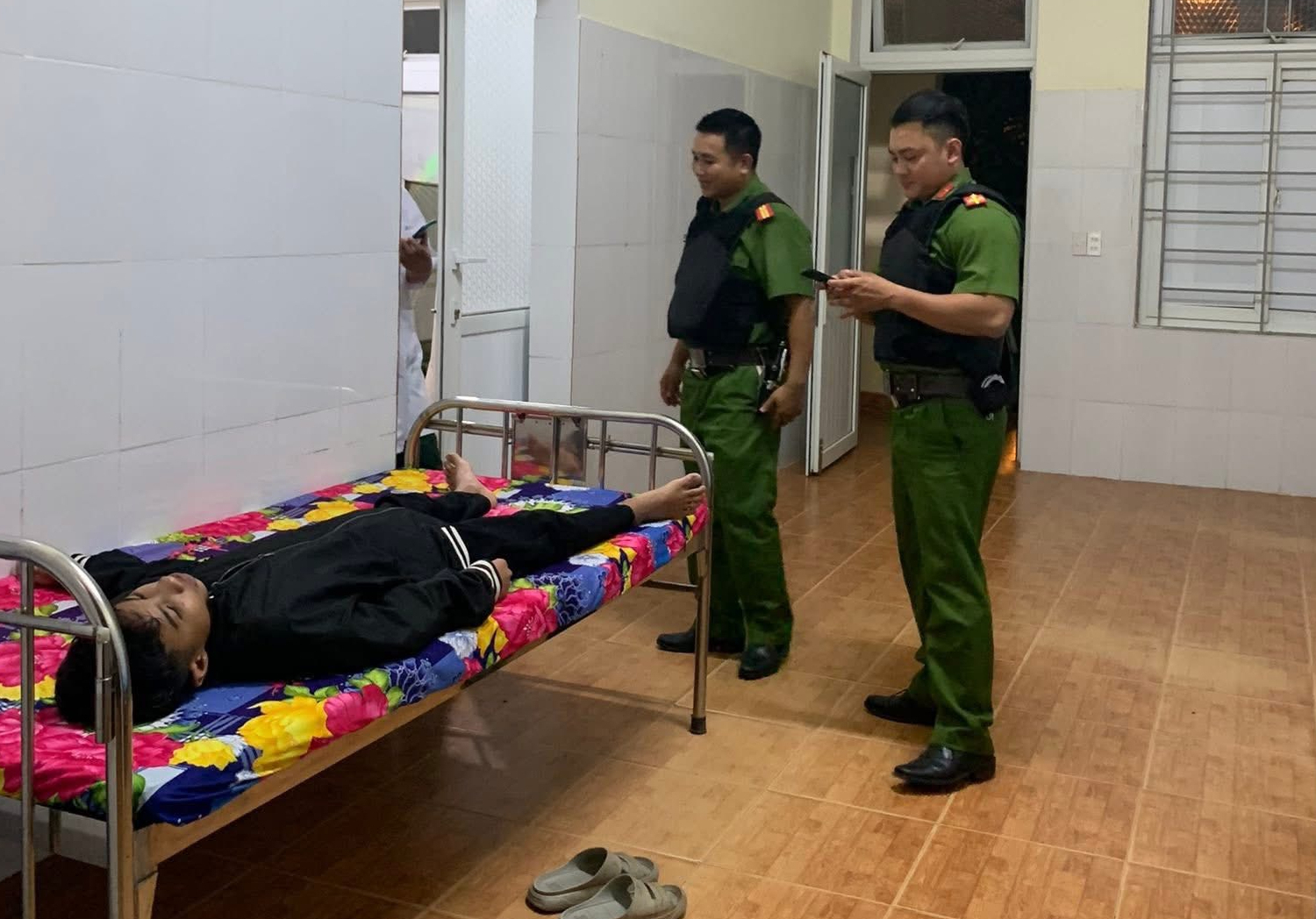 Hút thuốc lá từ người lạ mời, nam sinh 14 tuổi ngất xỉu- Ảnh 2.