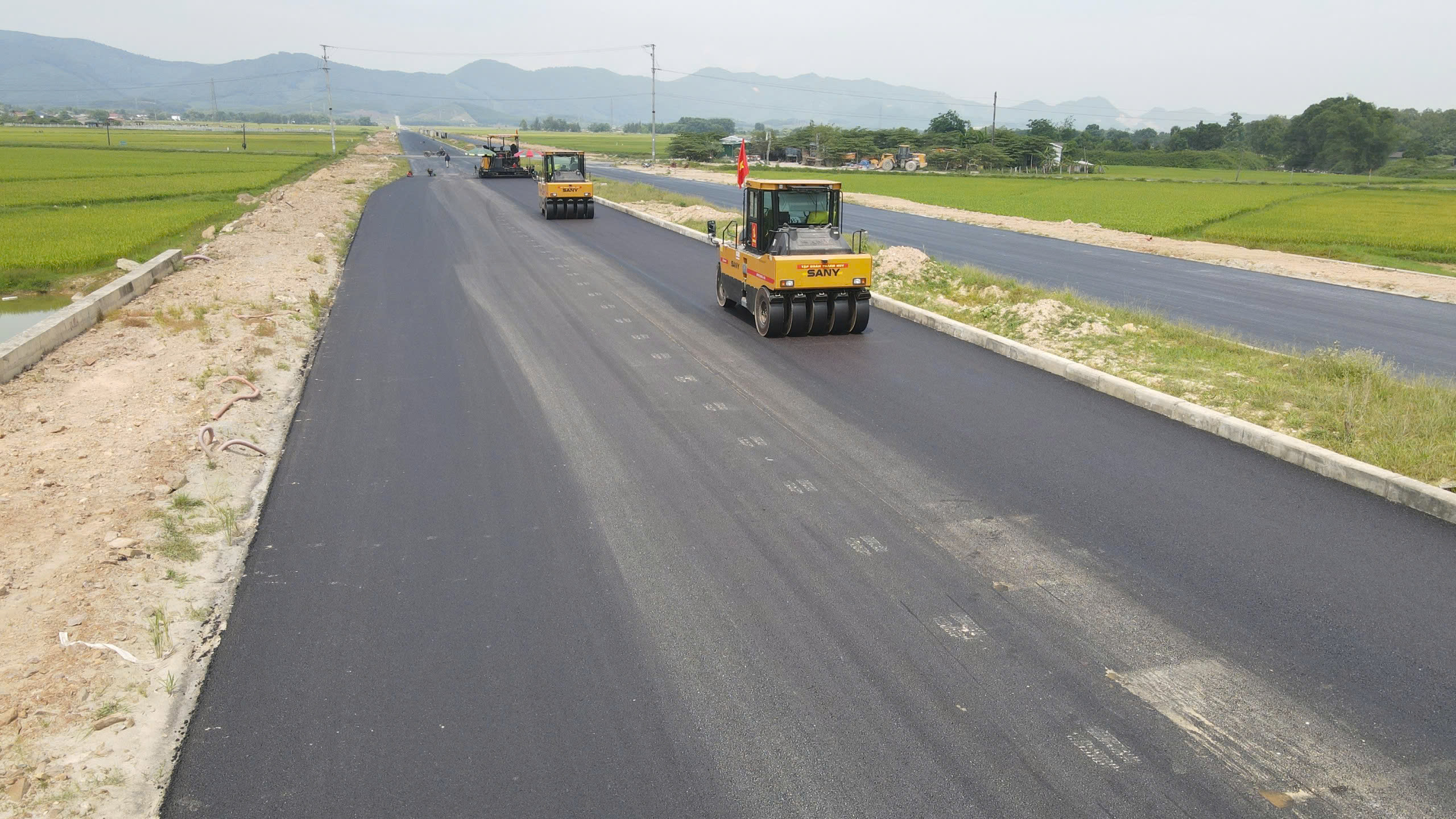 Vướng mặt bằng, máy móc phải nằm chờ ở các công trình trọng điểm Hà Tĩnh- Ảnh 1.