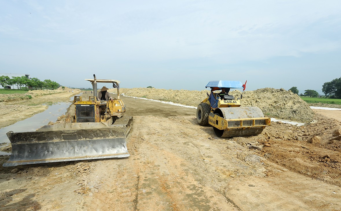 Vướng mặt bằng, máy móc phải nằm chờ ở các công trình trọng điểm Hà Tĩnh- Ảnh 2.