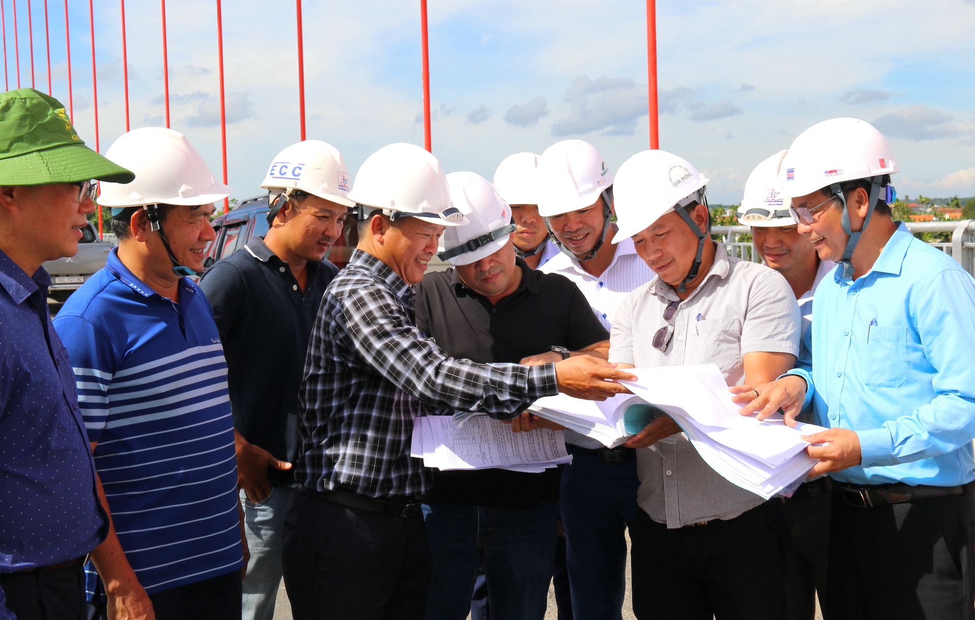 Quảng Ngãi: Khẩn trương nghiệm thu, bàn giao để thông xe cầu Trà Khúc 3- Ảnh 1.