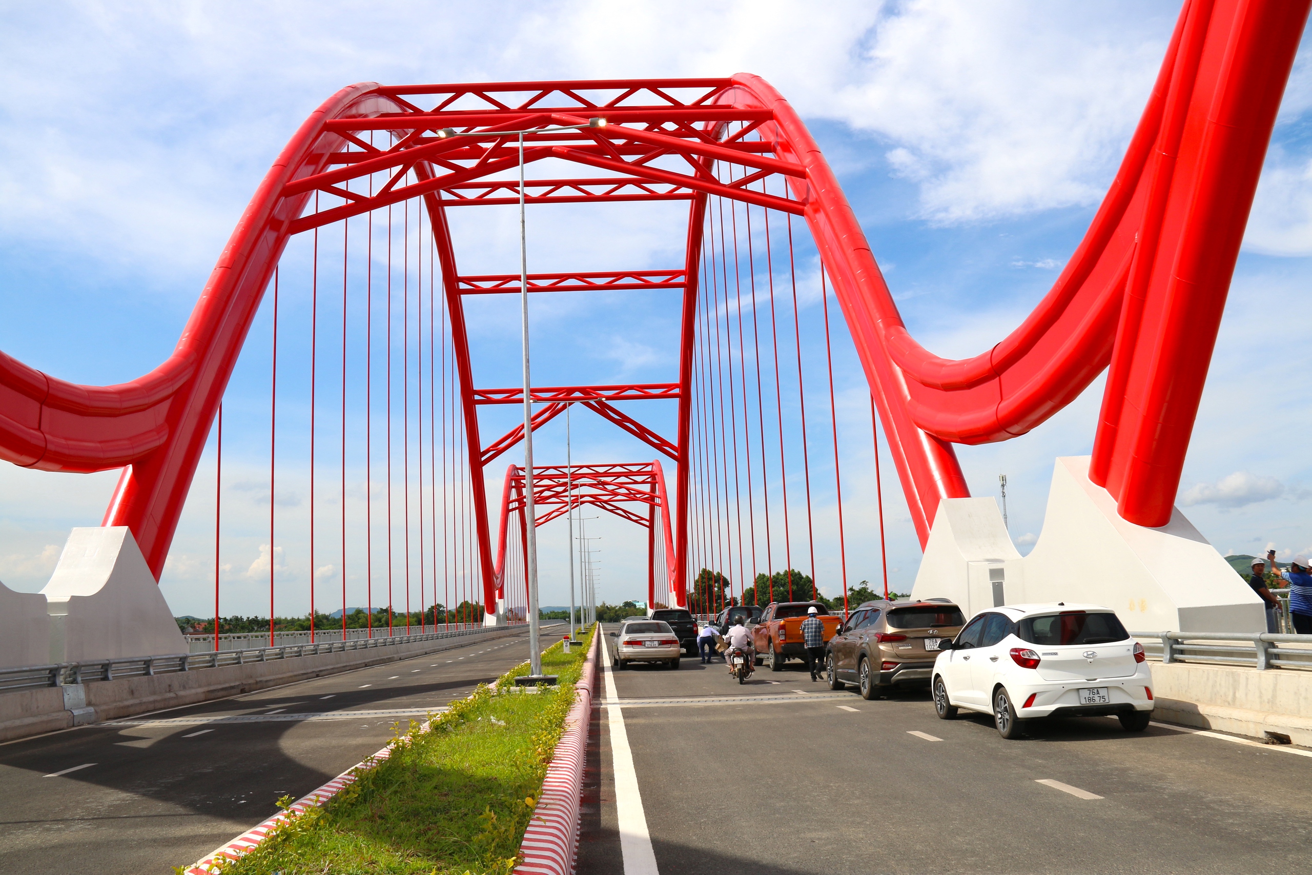 Quảng Ngãi: Khẩn trương nghiệm thu, bàn giao để thông xe cầu Trà Khúc 3- Ảnh 2.