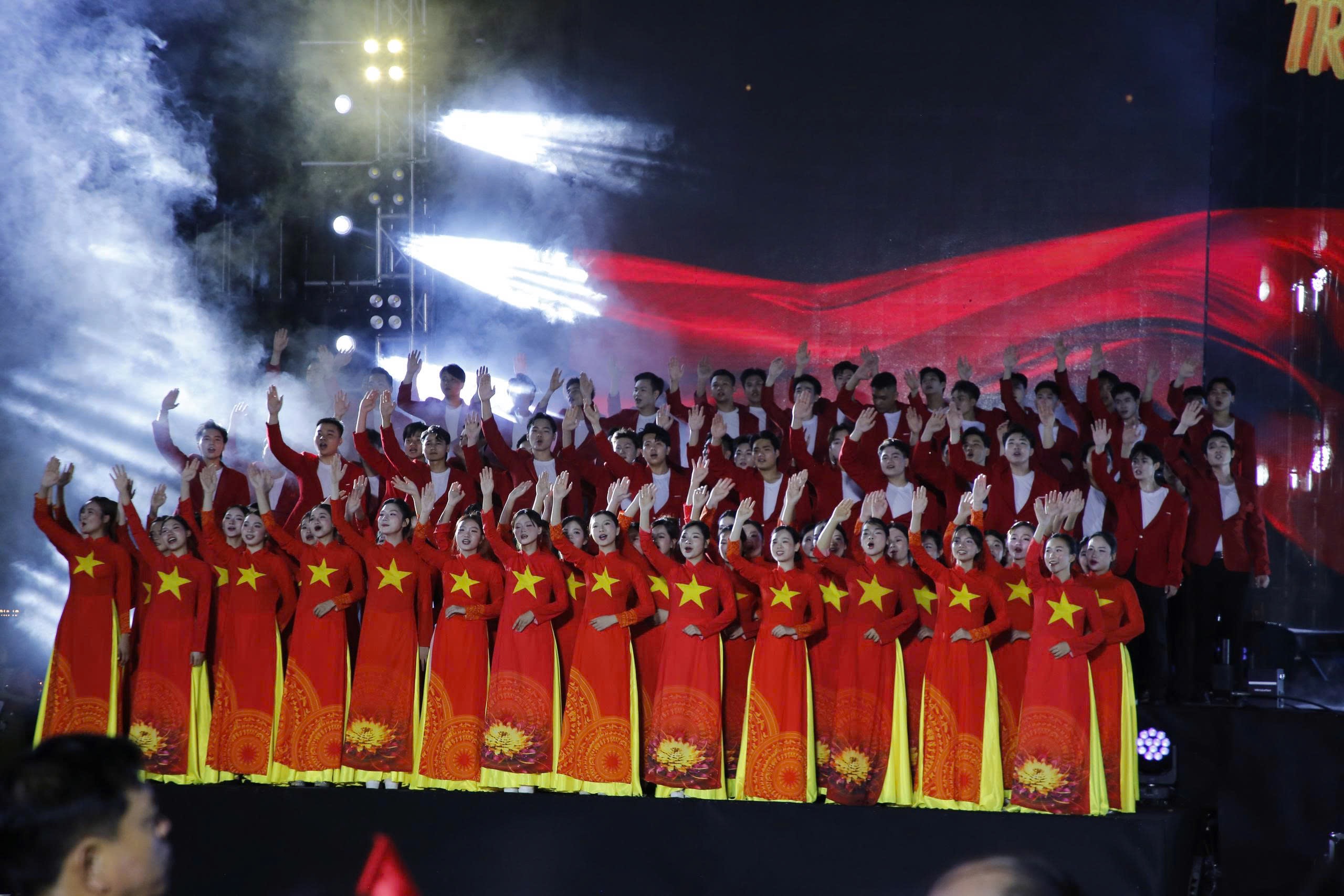 Hà Nội tái hiện hào khí mùa Thu lịch sử 1945 trong đêm nghệ thuật đặc biệt- Ảnh 6.