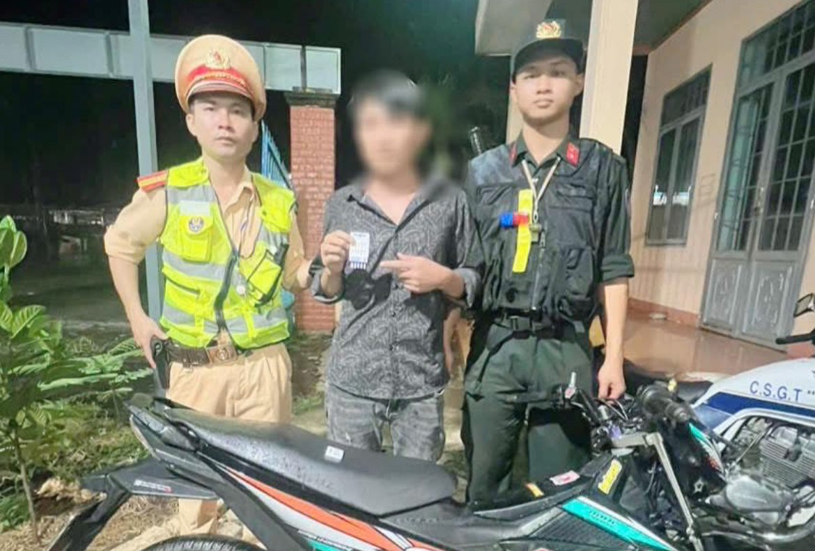 Đang bị truy tìm do vận chuyển hàng cấm, nam thanh niên sa lưới trên QL13 vì dính ma túy- Ảnh 1.
