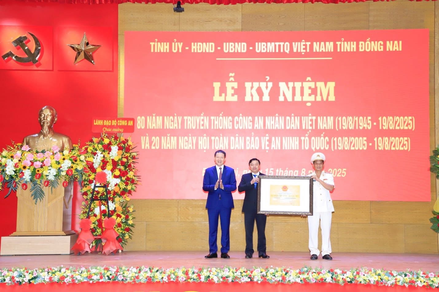 Công an Đồng Nai được Chủ tịch nước, Thủ tướng Chính phủ trao tặng huân chương, bằng khen- Ảnh 1.