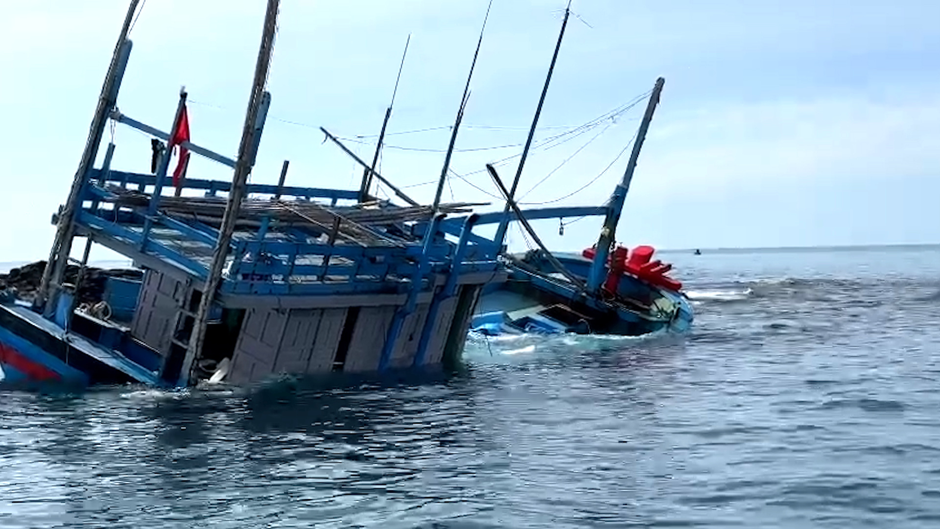Đắk Lắk: Kịp thời cứu hộ tàu cá cùng 5 ngư dân gặp nạn trên biển- Ảnh 1.