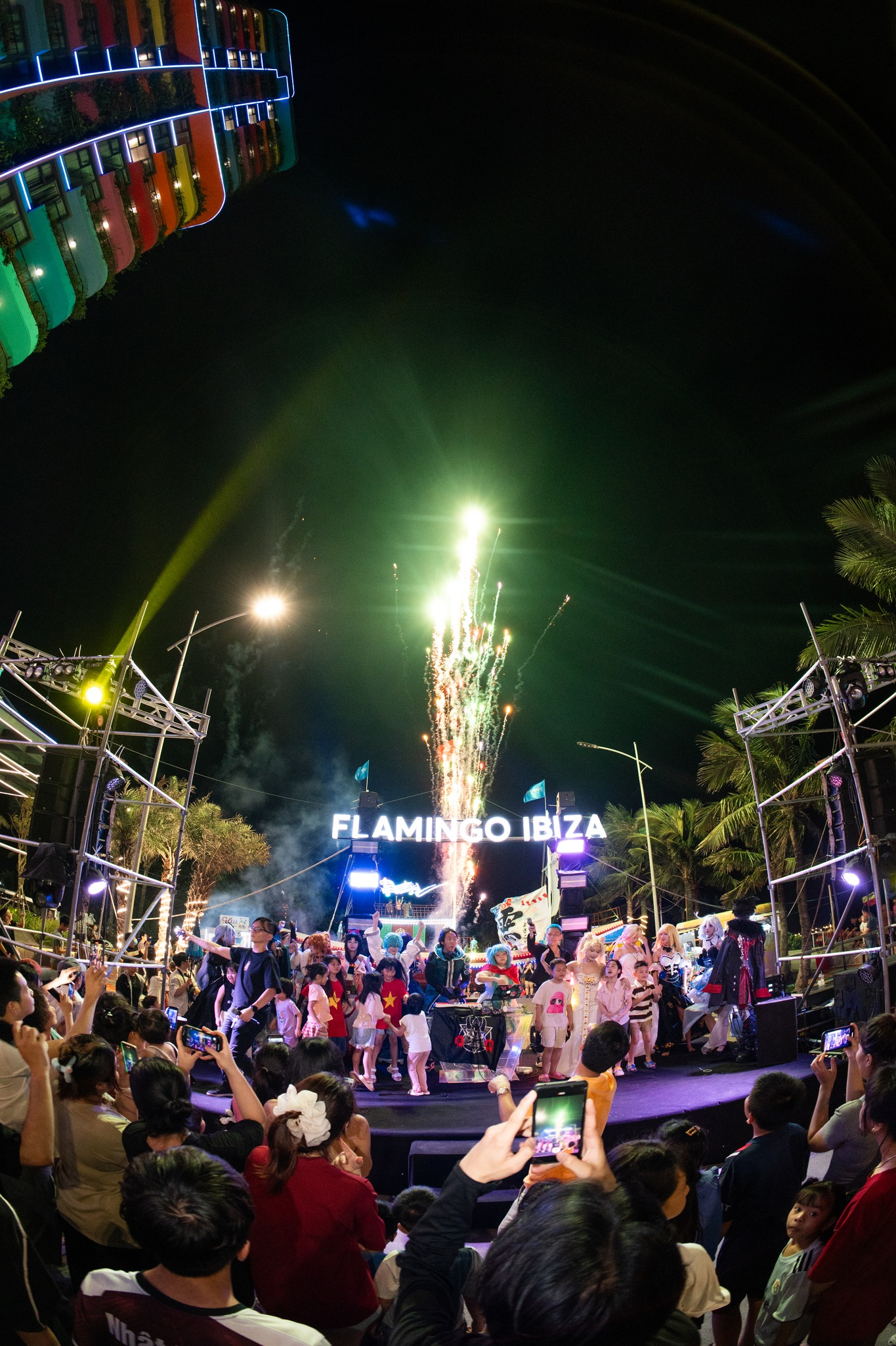 Ibiza Neon Zone - Phố lễ hội biển không ngủ đầu tiên ở miền Bắc- Ảnh 2.