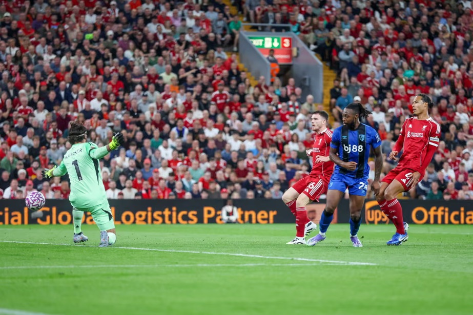 Hàng công bùng nổ, Liverpool thắng Bournemouth ở trận mở màn- Ảnh 2.