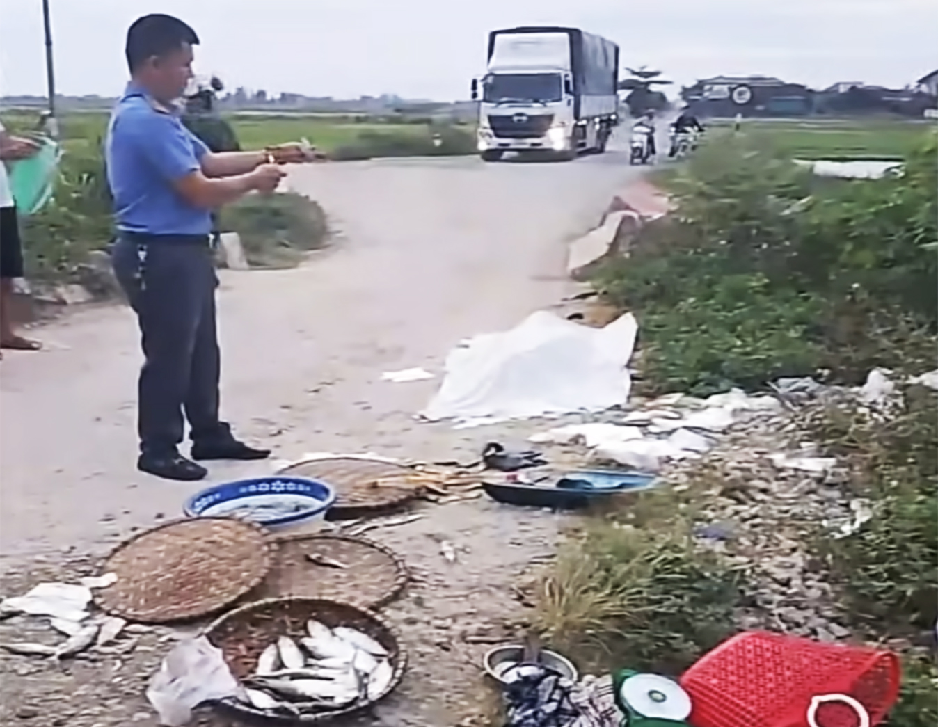Băng qua đường sắt đi chợ lúc rạng sáng, người phụ nữ bán cá bị tàu tông tử vong- Ảnh 1.