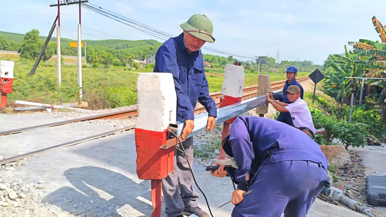 Quảng Ngãi: Đóng lối đi qua đường sắt từng xảy ra nhiều vụ tai nạn chết người- Ảnh 1.