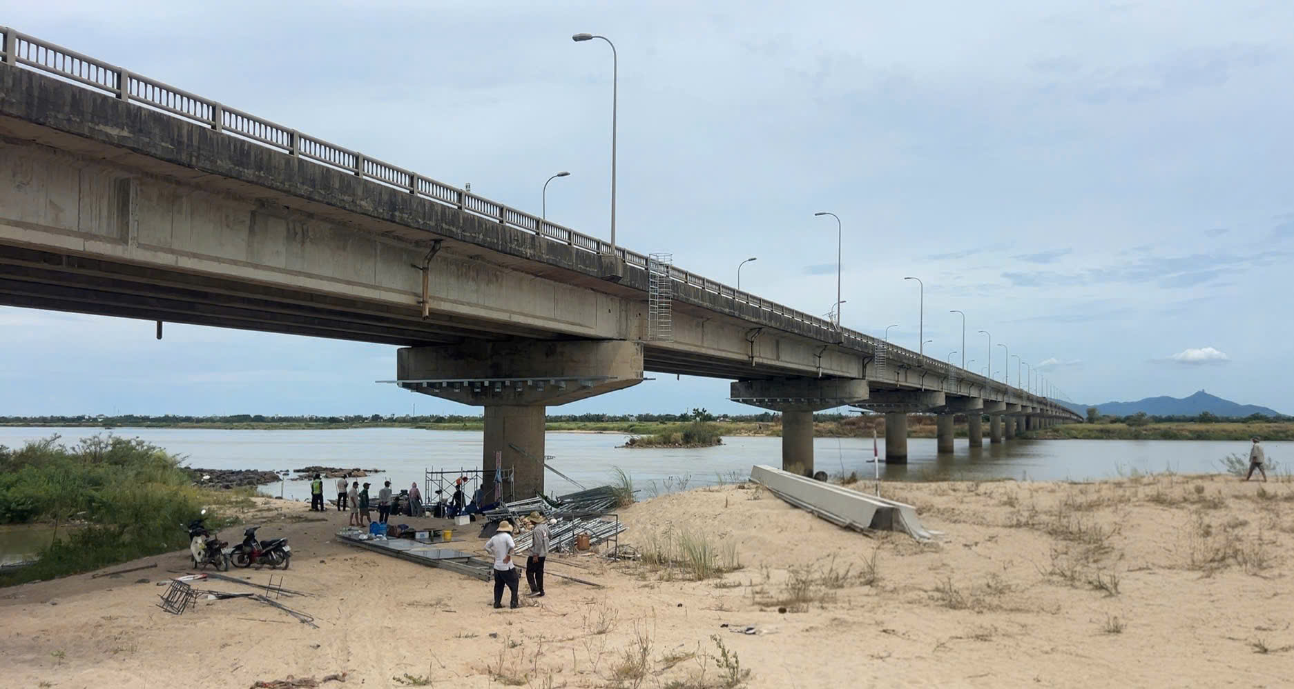 Một công nhân sửa chữa cầu Đà Rằng bơi vào bờ bị nước cuốn mất tích- Ảnh 1.