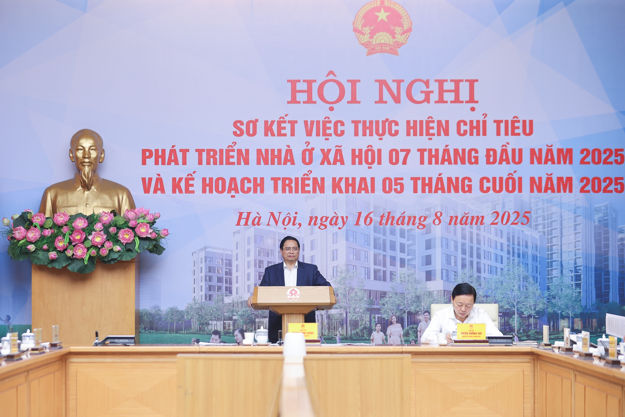 Thủ tướng: Làm nhà ở xã hội phải đa dạng phân khúc, hình thức thuê, thuê mua- Ảnh 2.
