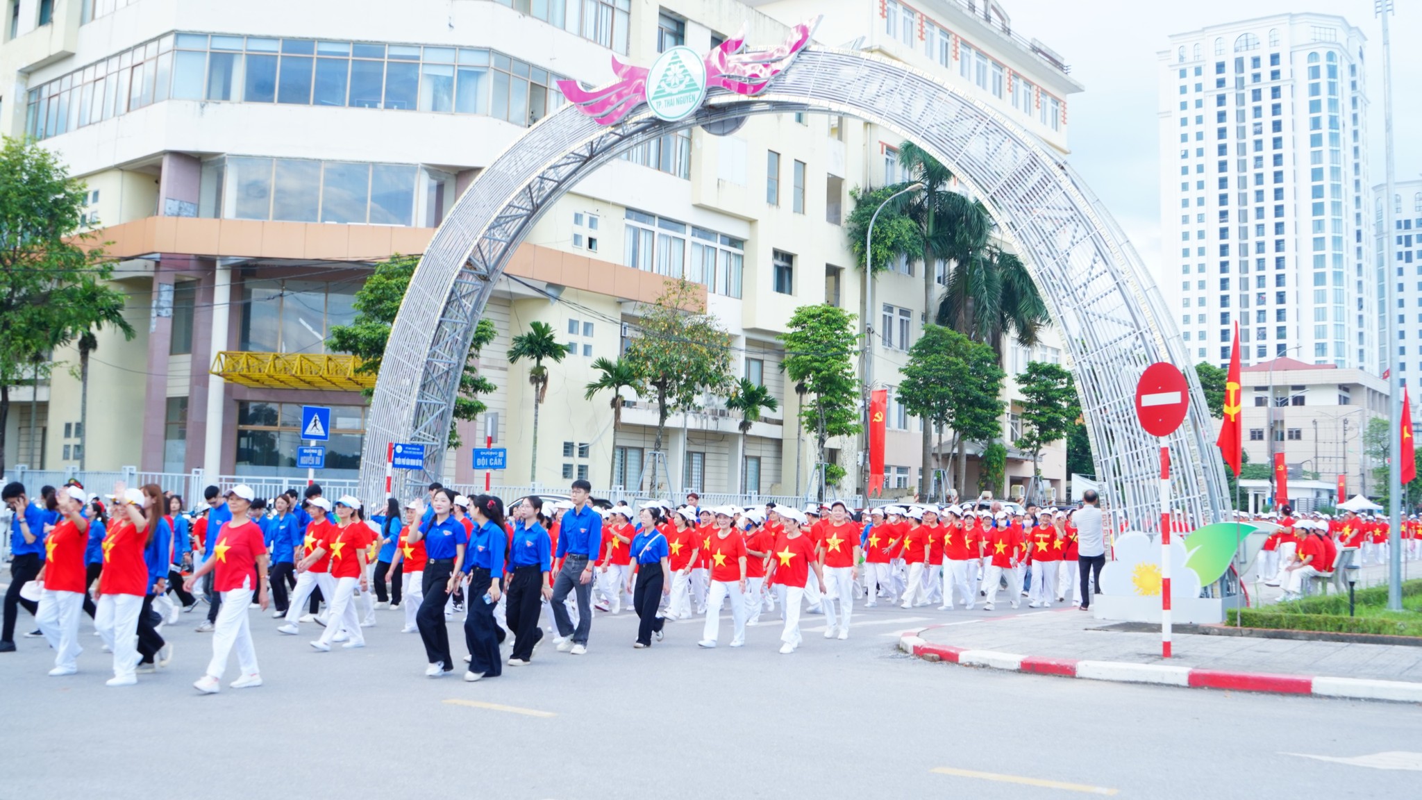 Thái Nguyên: Hơn 40.000 người tham gia sự kiện “Cùng Việt Nam tiến bước”- Ảnh 3. Thái Nguyên: Hơn 40.000 người tham gia sự kiện “Cùng Việt Nam tiến bước”- Ảnh 3.