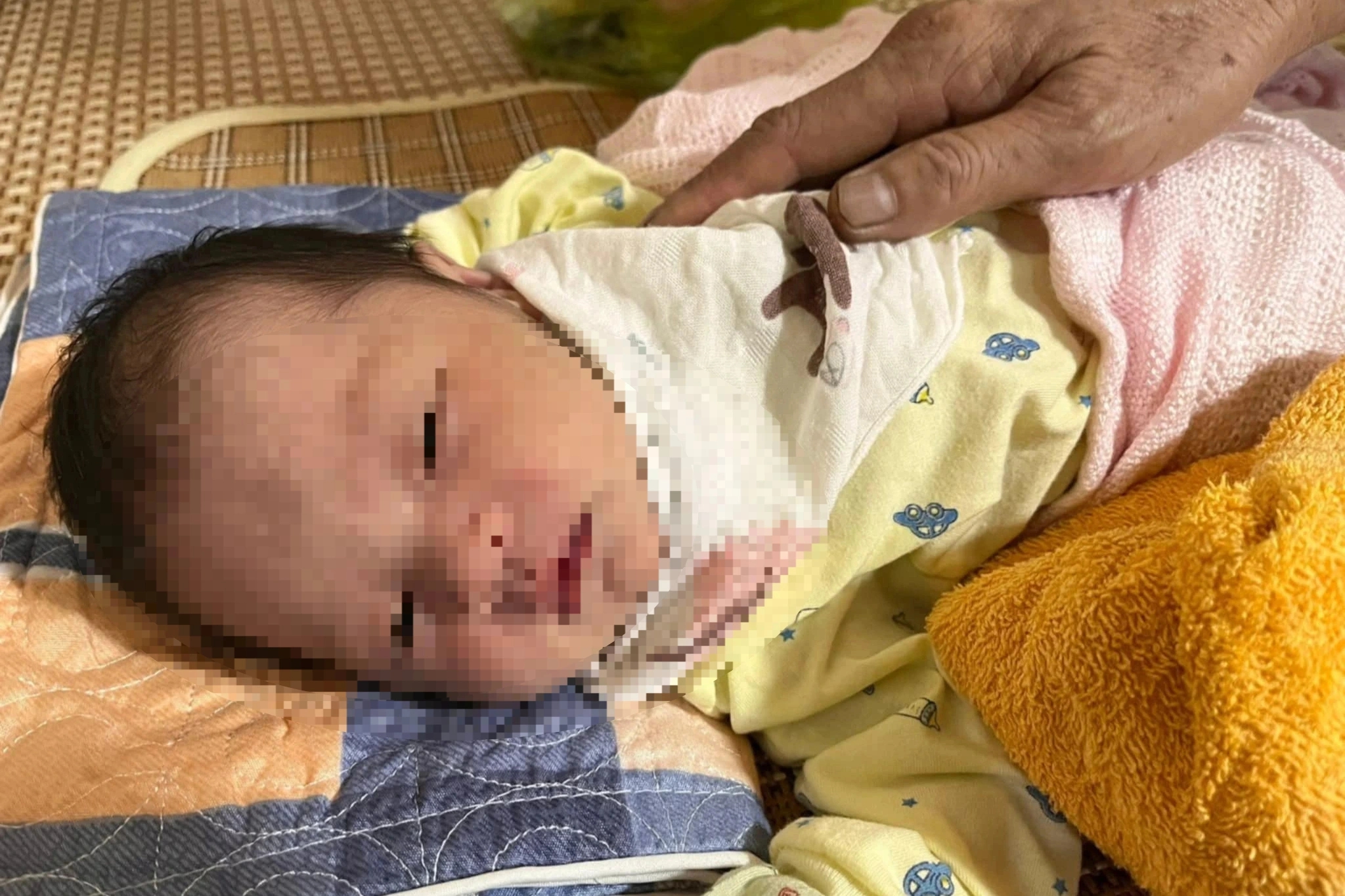 Một ngày phát hiện 2 trẻ sơ sinh bị bỏ rơi ở Hưng Yên- Ảnh 2.