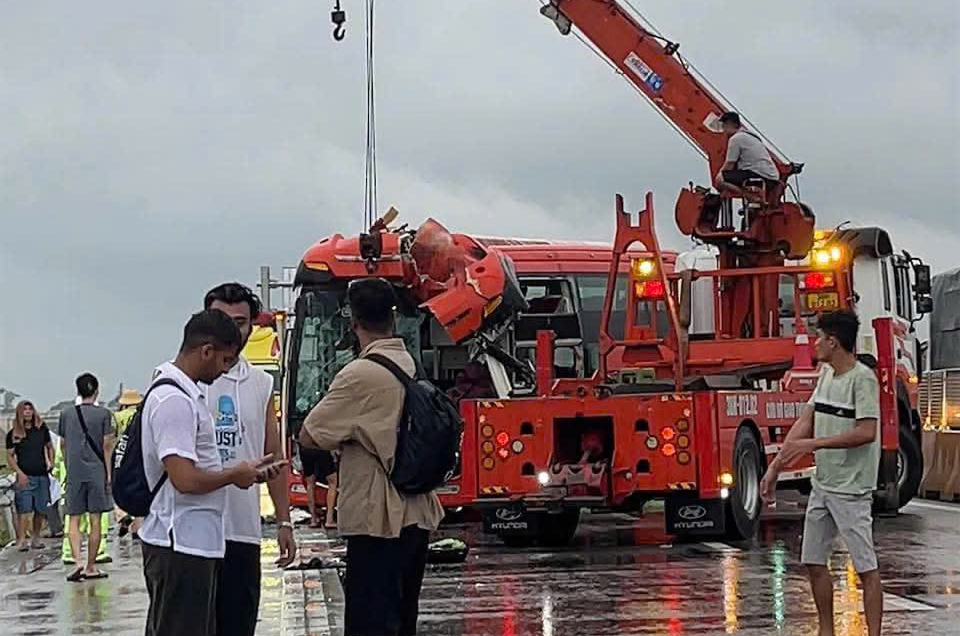 Hà Tĩnh: Giải cứu tài xế xe khách mắc kẹt trong cabin sau va chạm với xe container- Ảnh 1.