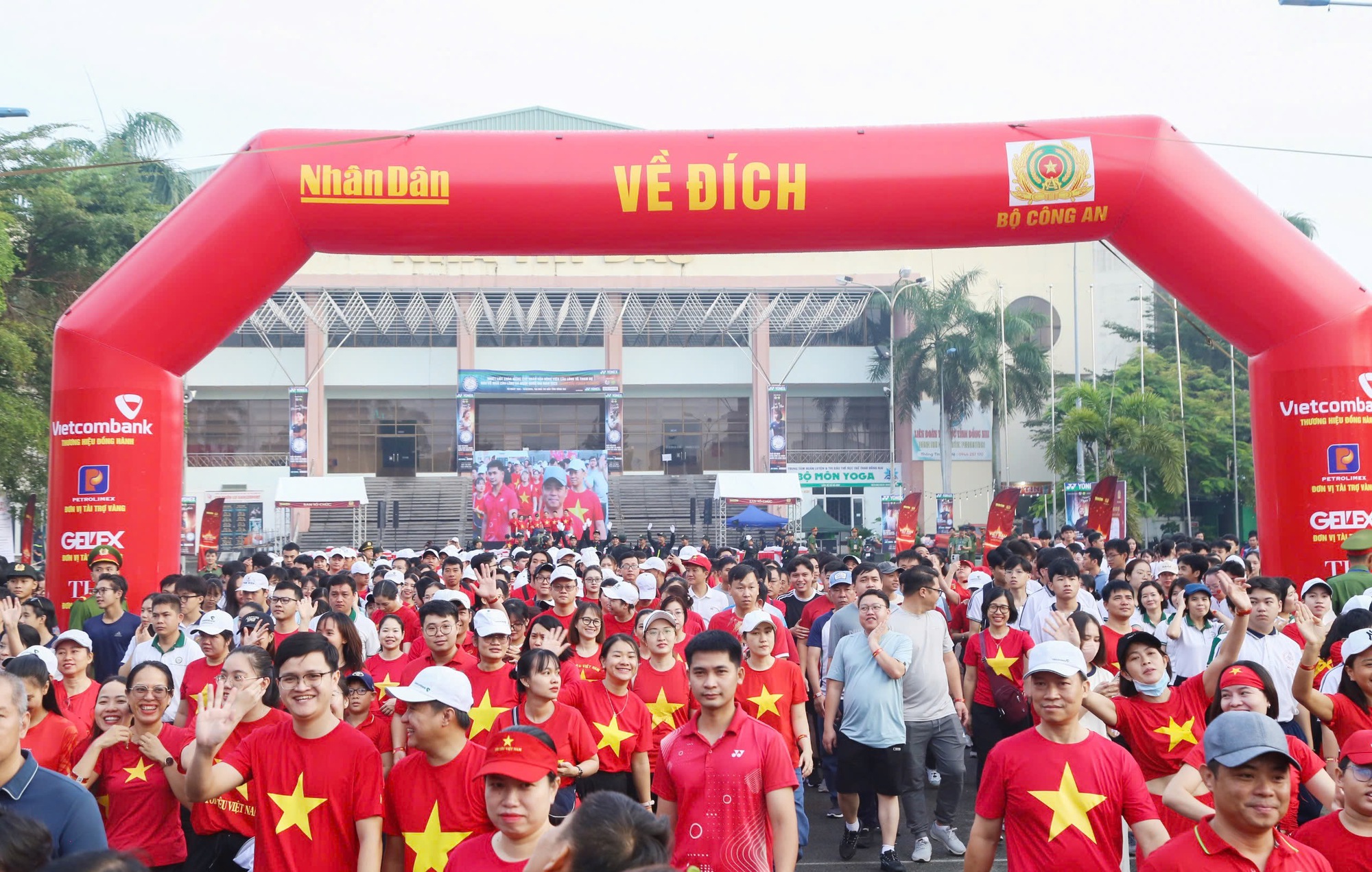 Rực rỡ sắc đỏ sao vàng với 5.000 người trong ngày hội “Cùng Việt Nam tiến bước” ở Đồng Nai- Ảnh 1.