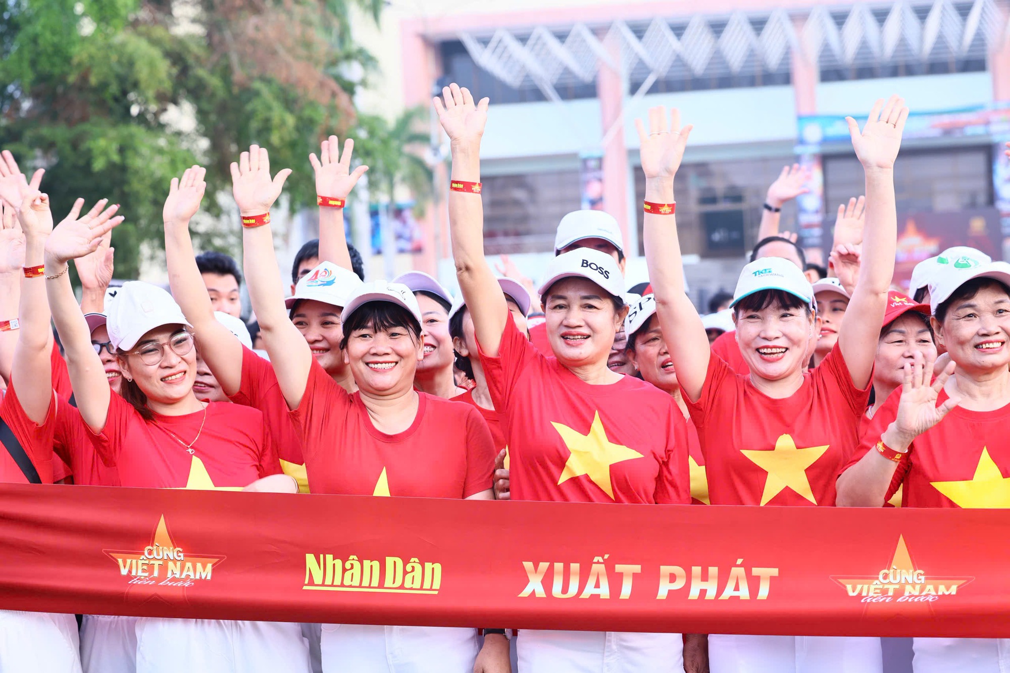 Rực rỡ sắc đỏ sao vàng với 5.000 người trong ngày hội “Cùng Việt Nam tiến bước” ở Đồng Nai- Ảnh 4.