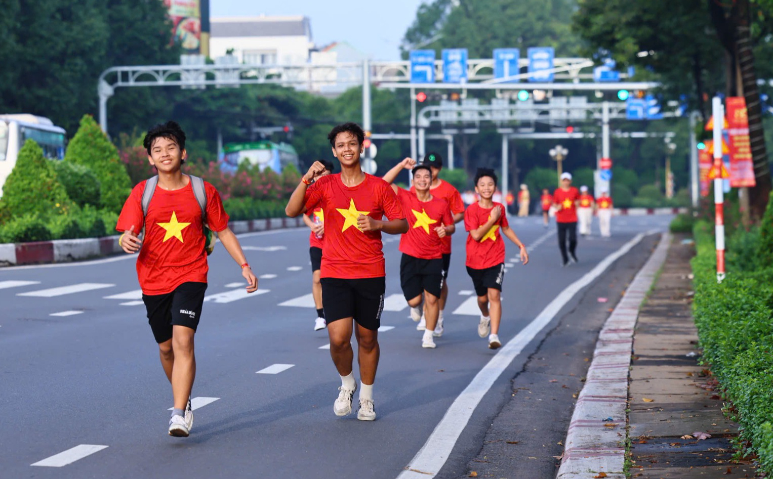 Rực rỡ sắc đỏ sao vàng với 5.000 người trong ngày hội “Cùng Việt Nam tiến bước” ở Đồng Nai- Ảnh 10.