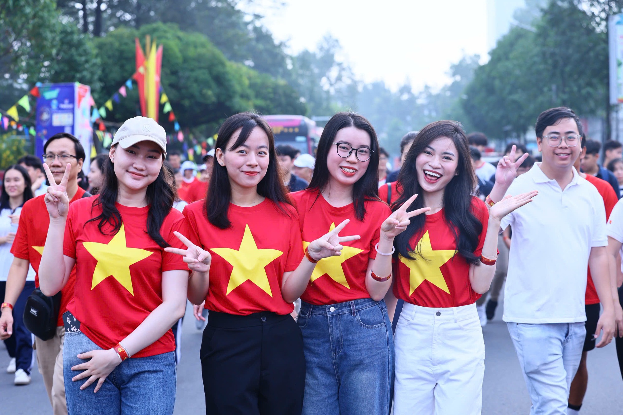 Rực rỡ sắc đỏ sao vàng với 5.000 người trong ngày hội “Cùng Việt Nam tiến bước” ở Đồng Nai- Ảnh 13.