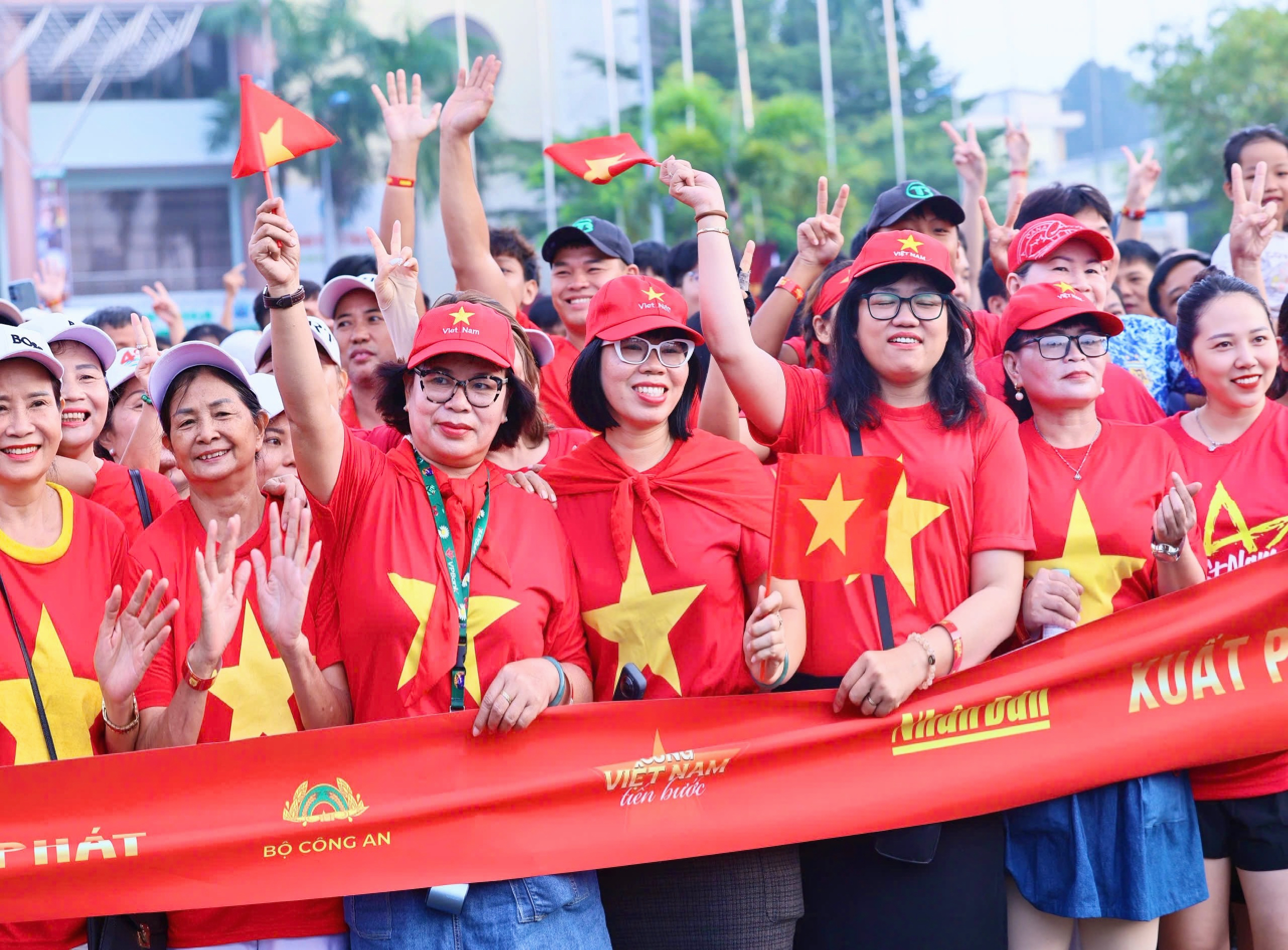 Rực rỡ sắc đỏ sao vàng với 5.000 người trong ngày hội “Cùng Việt Nam tiến bước” ở Đồng Nai- Ảnh 2.