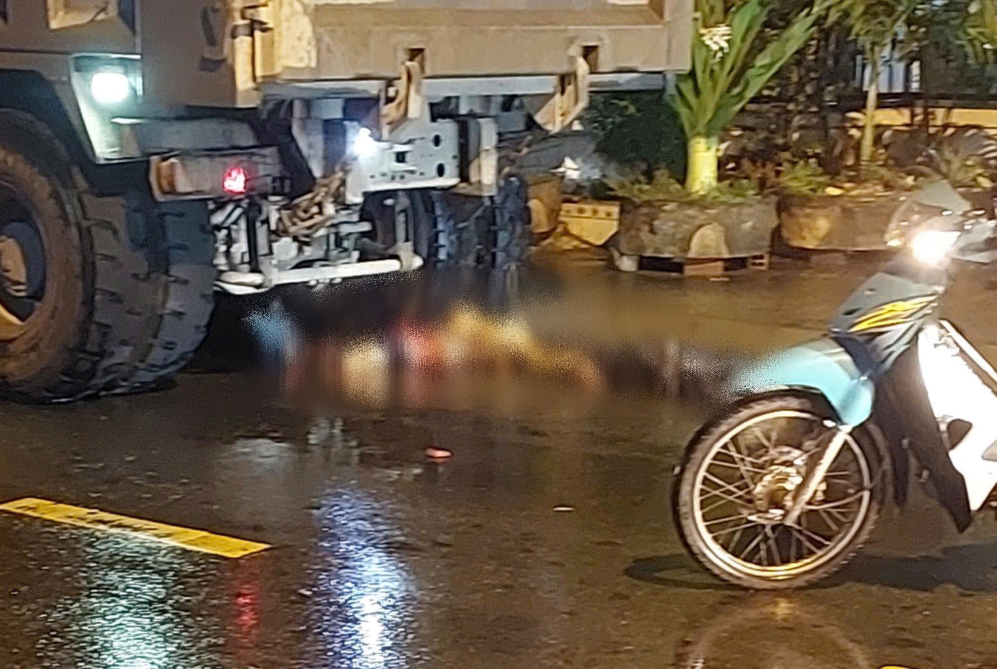 TP.HCM: Nam sinh viên bị xe ben kéo lê, tử vong thương tâm- Ảnh 1.