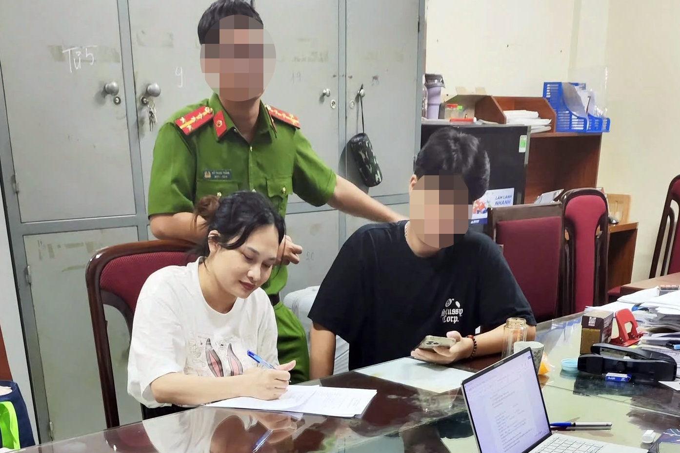 Vụ Mr Pips: Cảnh sát dẫn giải Ngô Thị Thêu, vợ Mr Hunter từ Thái Lan về Việt Nam- Ảnh 1.