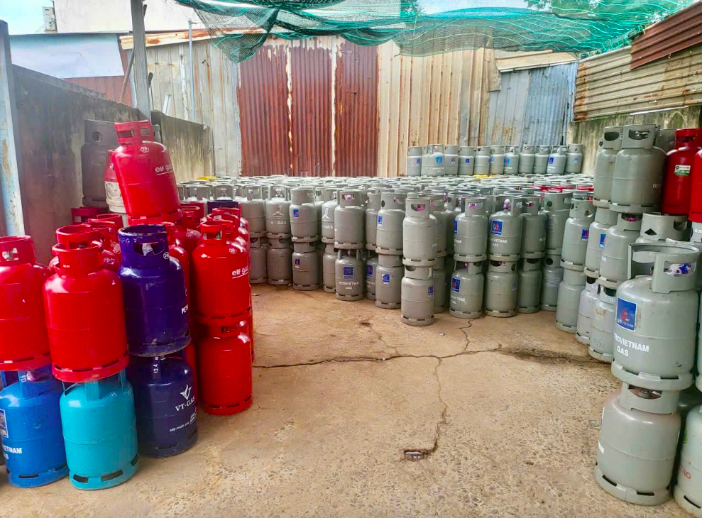 TP.HCM: Bắt tạm giam nhiều đối tượng sang chiết, làm giả 9 nhãn hiệu gas- Ảnh 2.