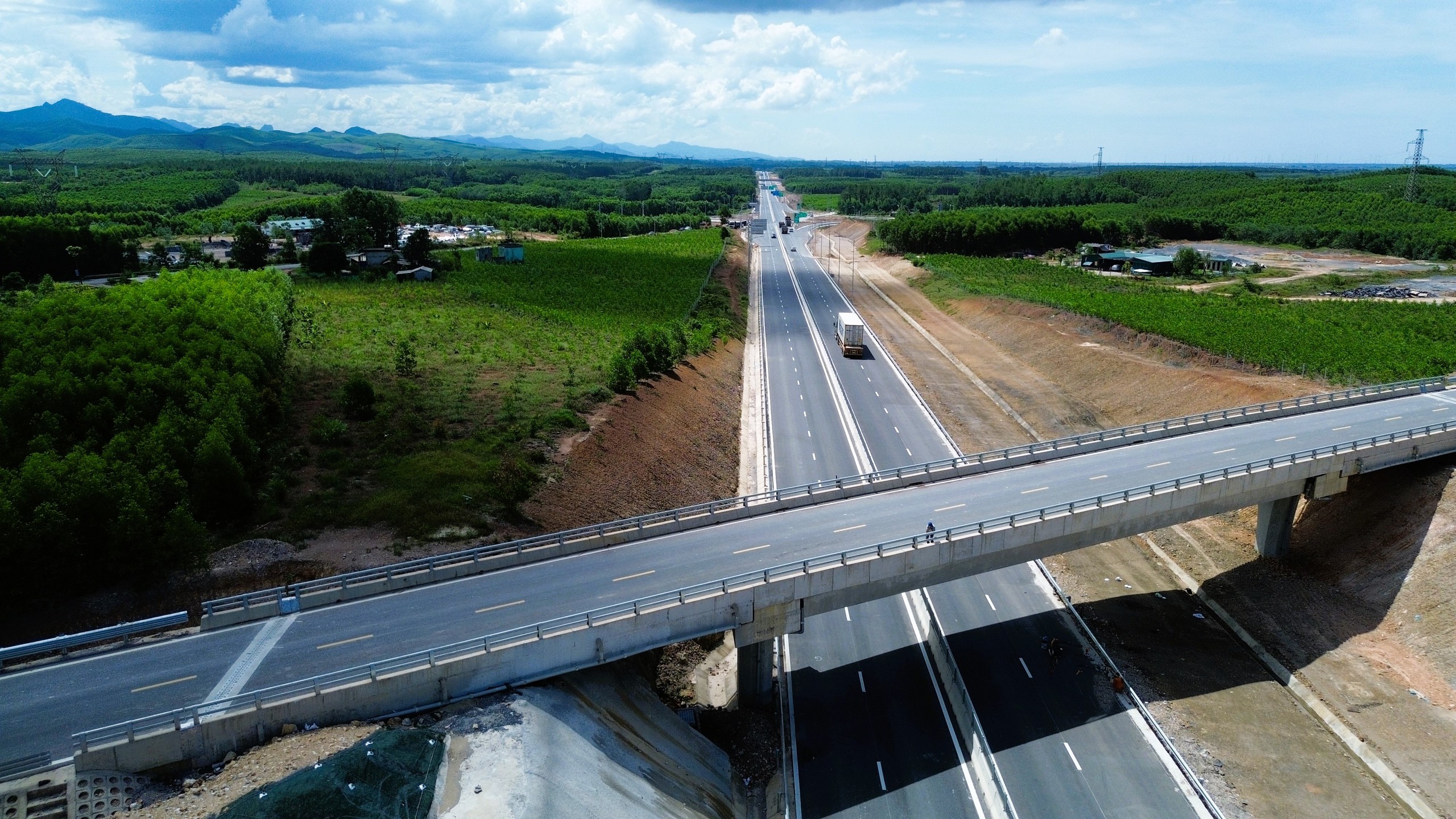 Toàn cảnh cao tốc Vạn Ninh - Cam Lộ trước ngày thông xe- Ảnh 11.
