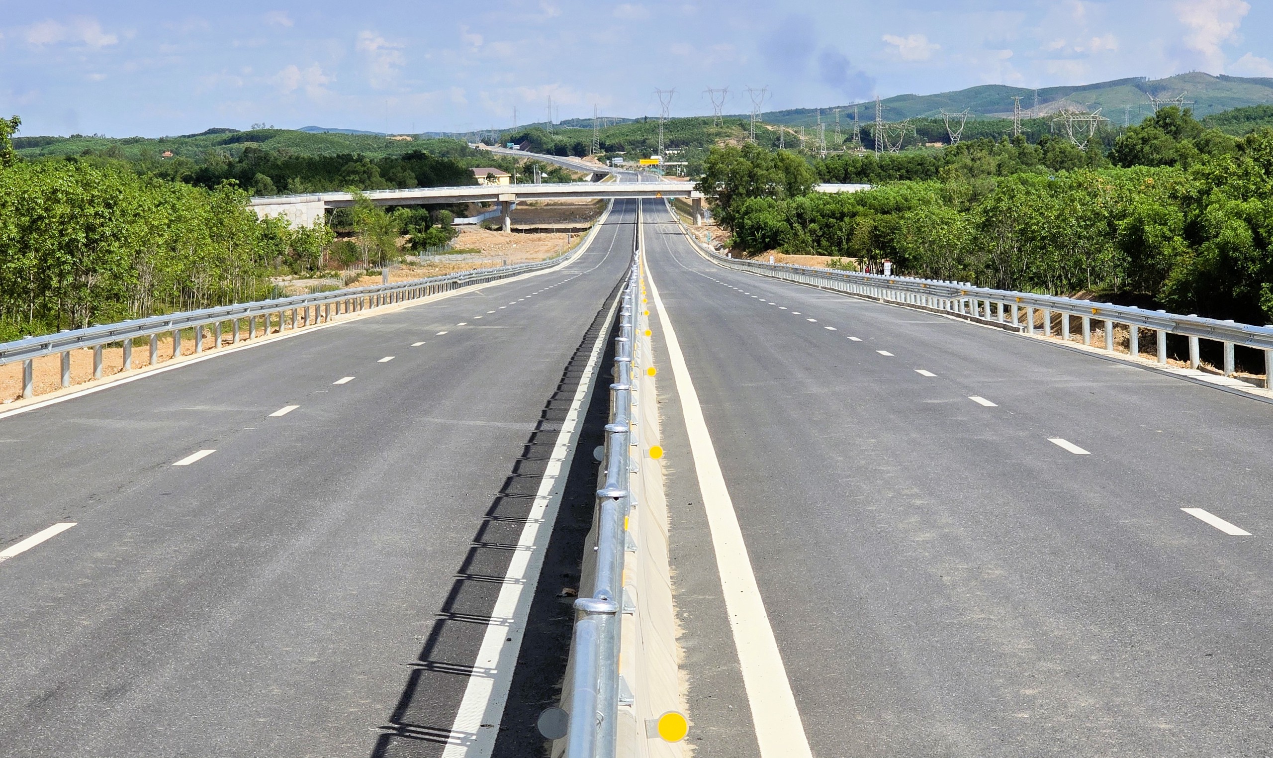 Toàn cảnh cao tốc Vạn Ninh - Cam Lộ trước ngày thông xe- Ảnh 12.