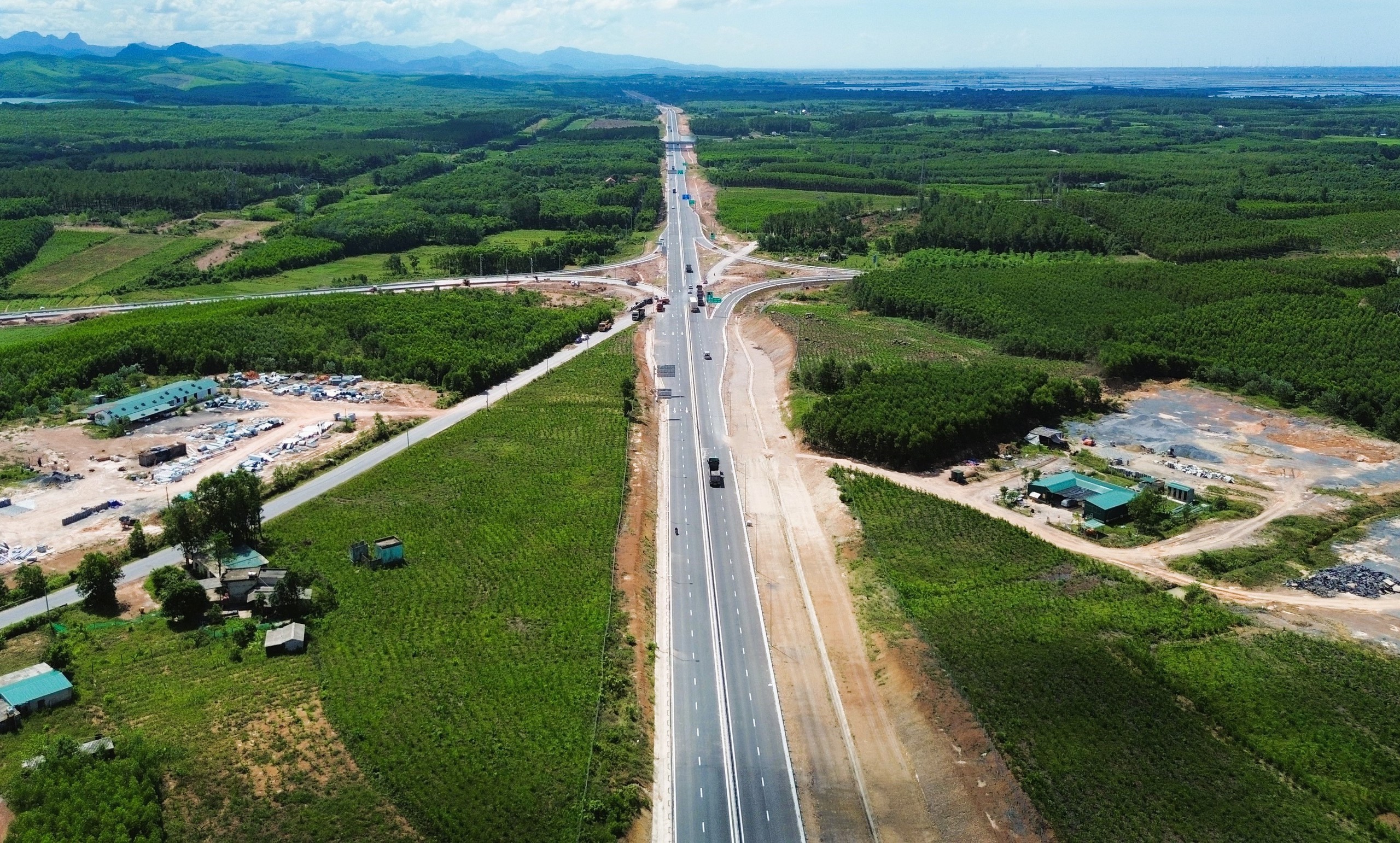 Toàn cảnh cao tốc Vạn Ninh - Cam Lộ trước ngày thông xe- Ảnh 15.