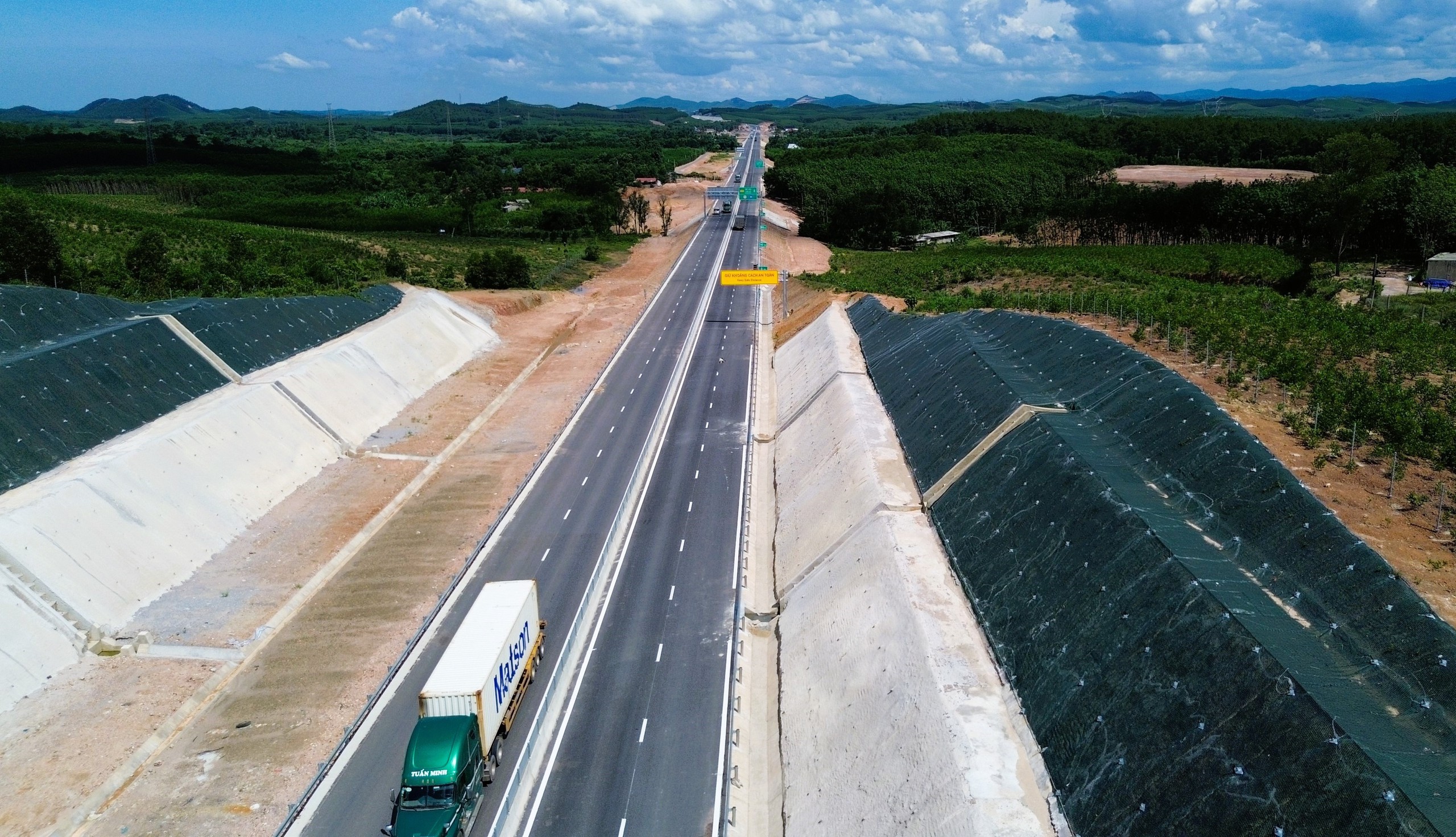 Toàn cảnh cao tốc Vạn Ninh - Cam Lộ trước ngày thông xe- Ảnh 1.