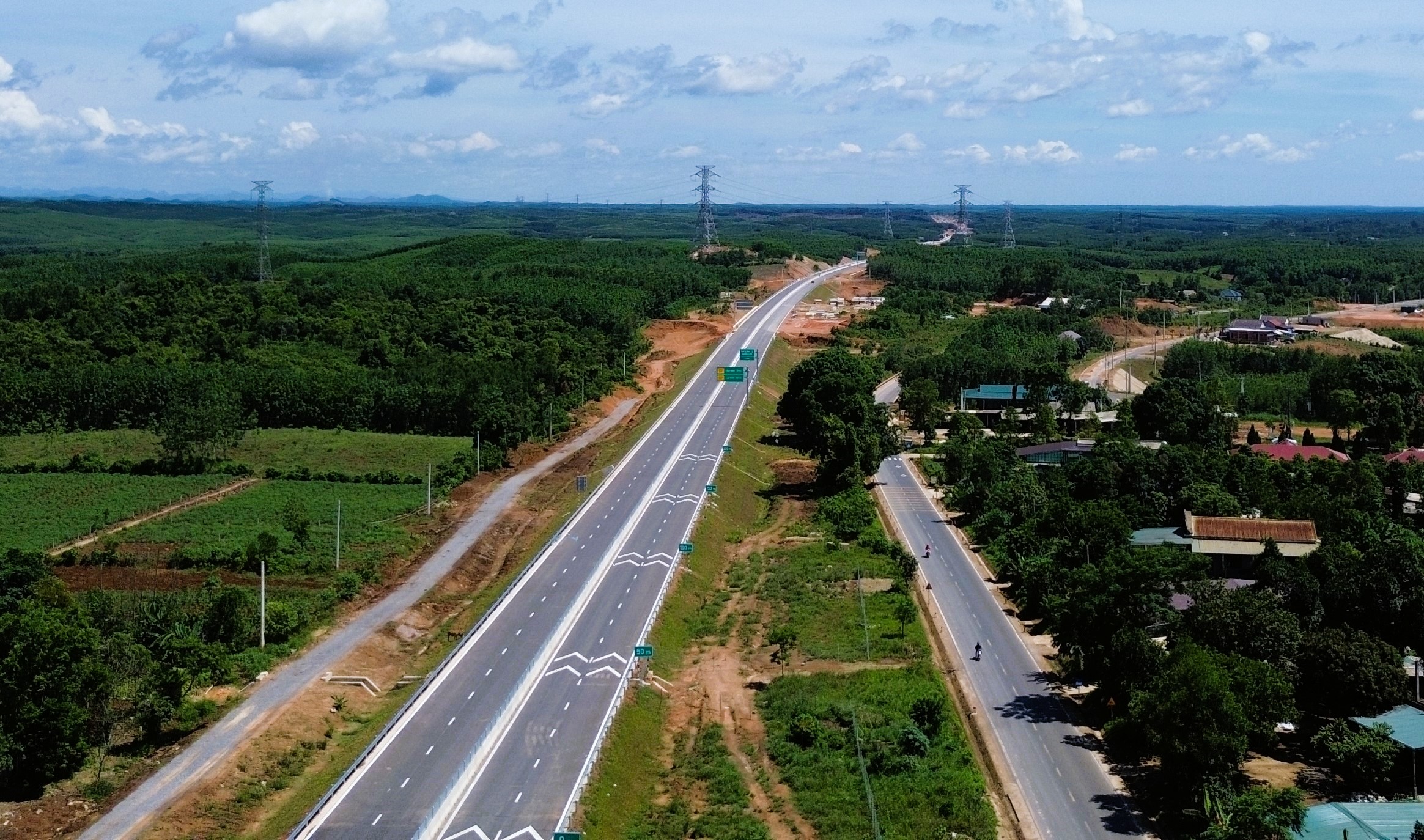 Toàn cảnh cao tốc Vạn Ninh - Cam Lộ trước ngày thông xe- Ảnh 7.