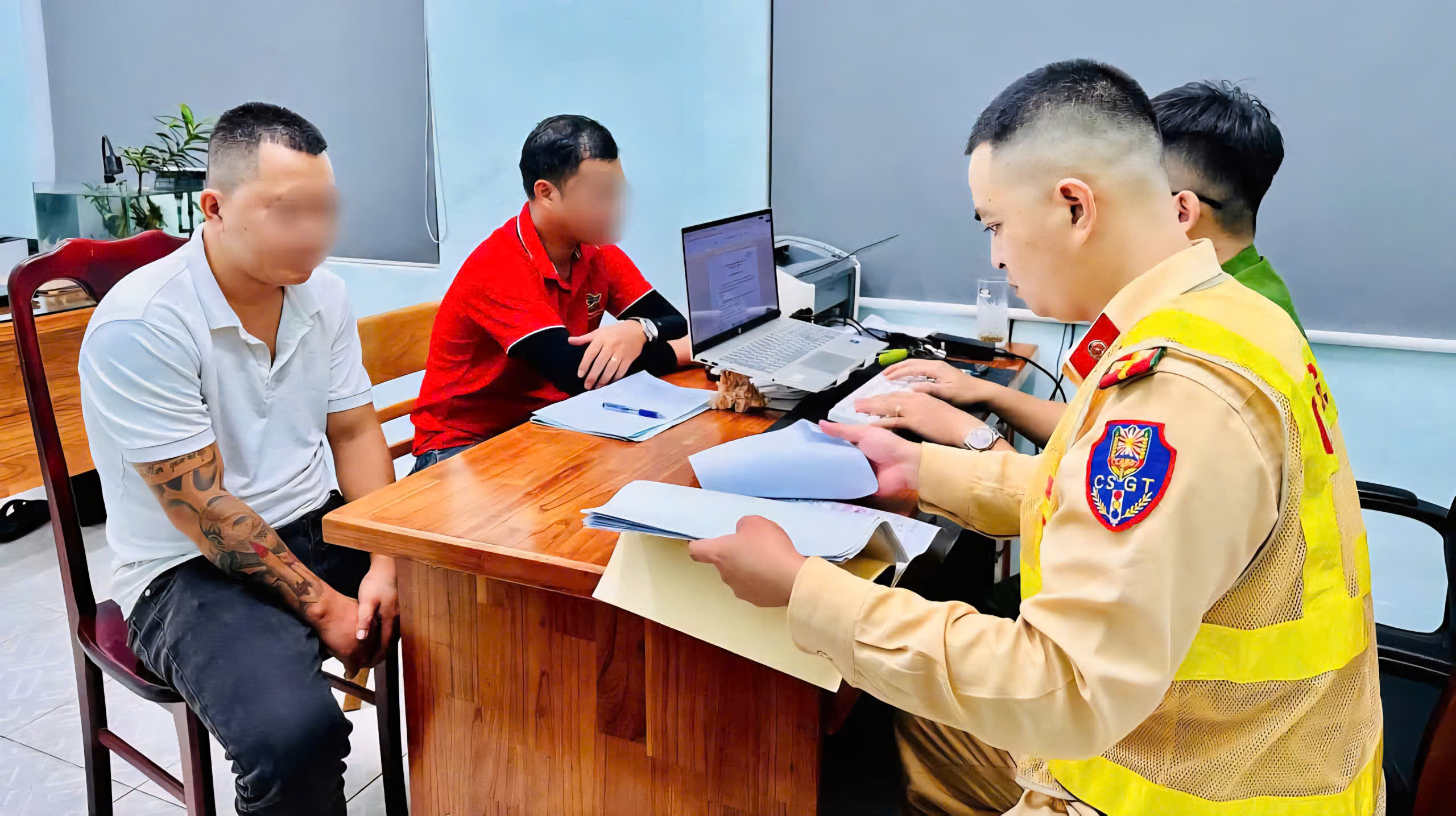 Công an thụ lý vụ phụ xe ngồi giữa QL1A Đà Nẵng chặn đường xe khách- Ảnh 1.