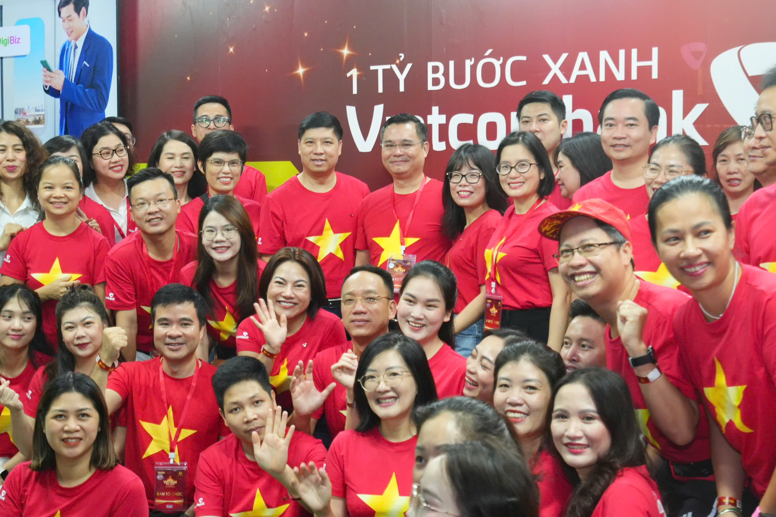 Hơn 20.000 người Vietcombank hòa nhịp “Cùng Việt Nam tiến bước”- Ảnh 7.
