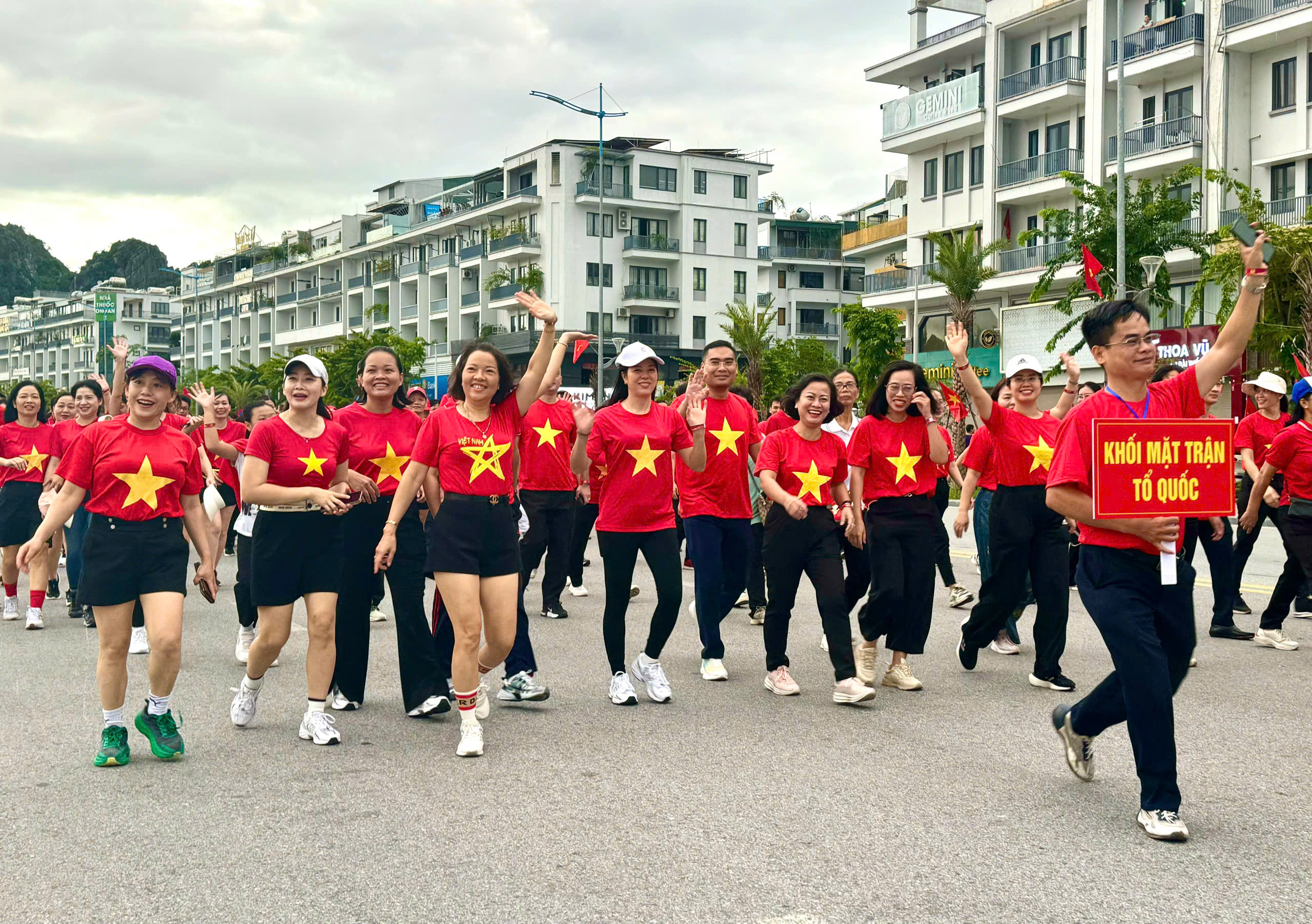 Quảng Ninh: Gần 30.000 người tham gia hoạt động "Cùng Việt Nam tiến bước"- Ảnh 2.