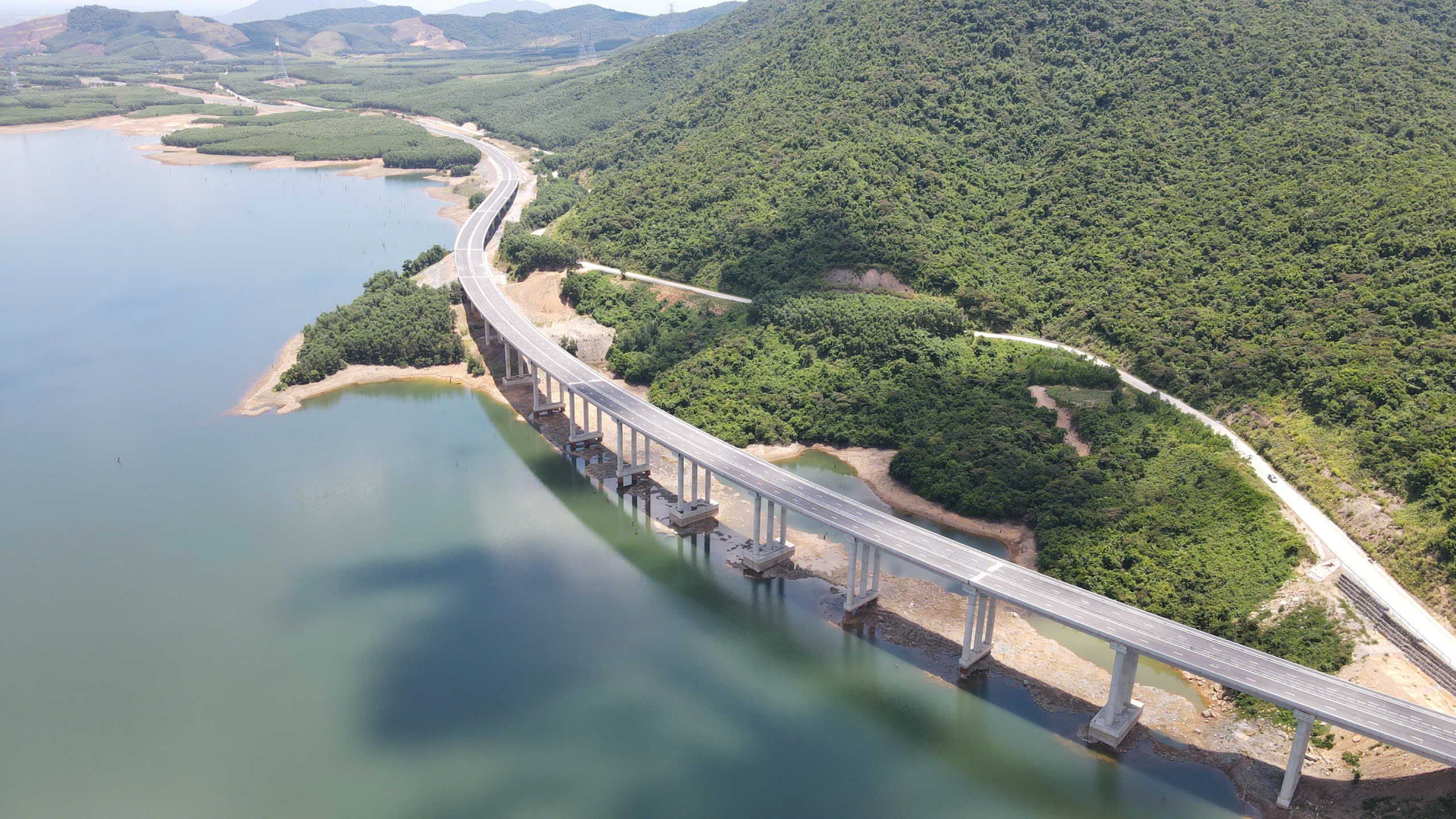 Nỗ lực trước ngày thông xe cao tốc Vũng Áng - Bùng- Ảnh 1. Nỗ lực trước ngày thông xe cao tốc Vũng Áng - Bùng- Ảnh 1.