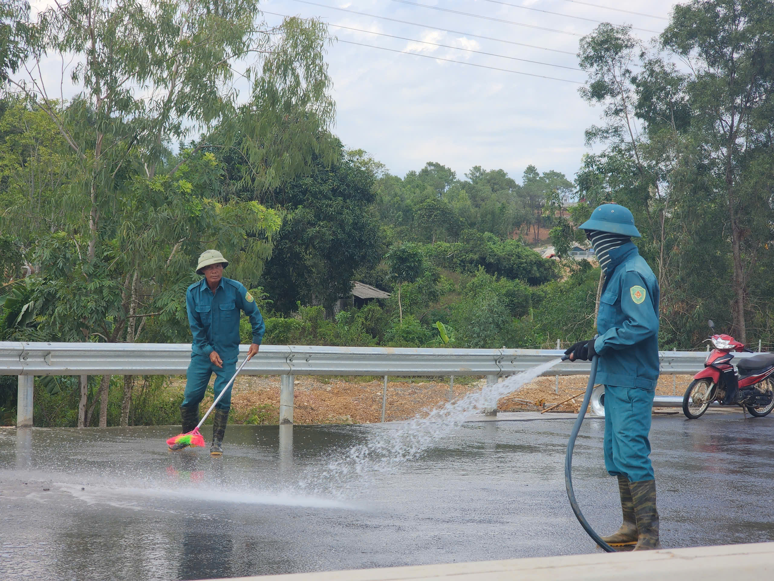 Nỗ lực trước ngày thông xe cao tốc Vũng Áng - Bùng- Ảnh 2. Nỗ lực trước ngày thông xe cao tốc Vũng Áng - Bùng- Ảnh 2.