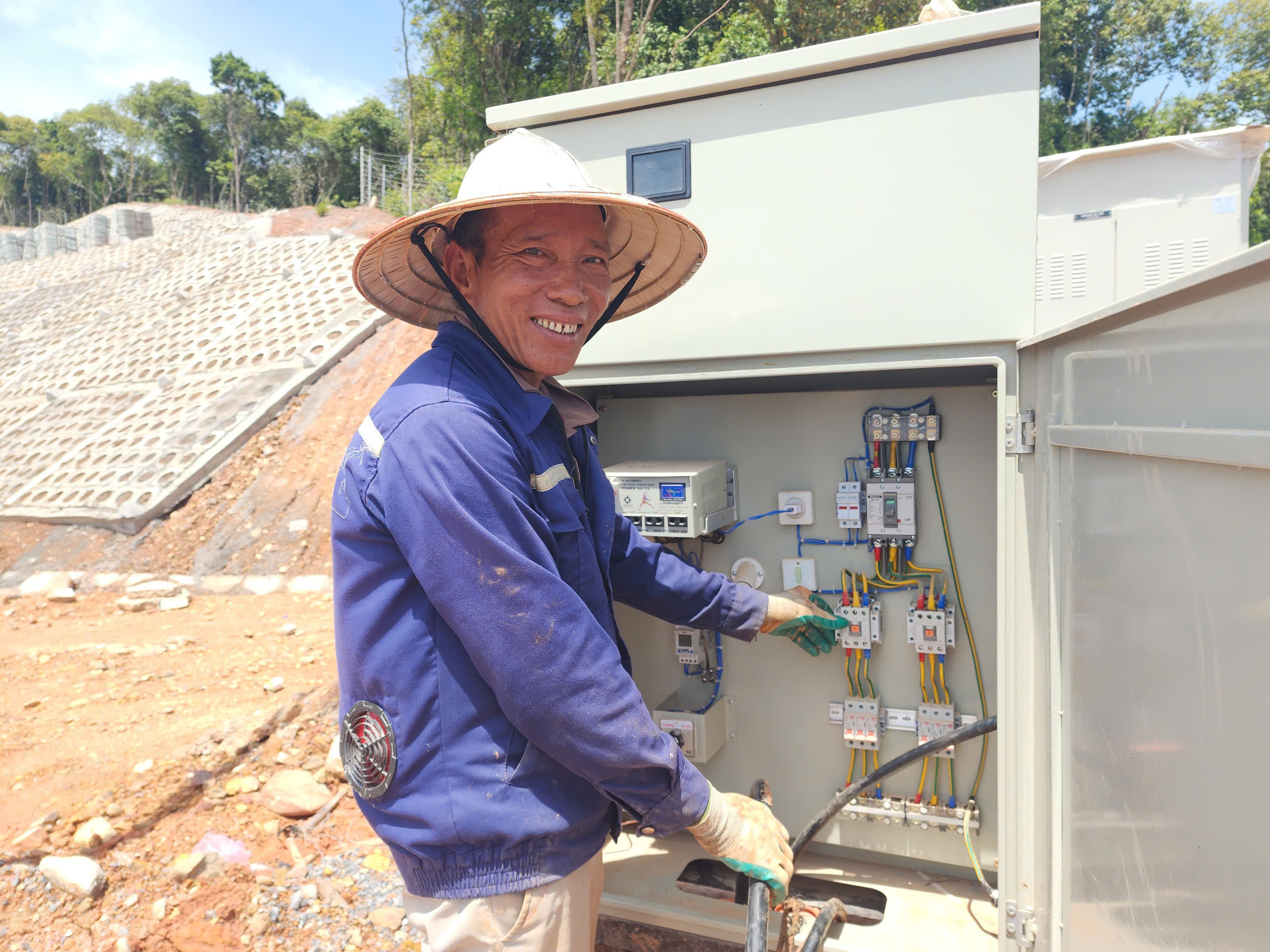 Nỗ lực trước ngày thông xe cao tốc Vũng Áng - Bùng- Ảnh 5. Nỗ lực trước ngày thông xe cao tốc Vũng Áng - Bùng- Ảnh 5.