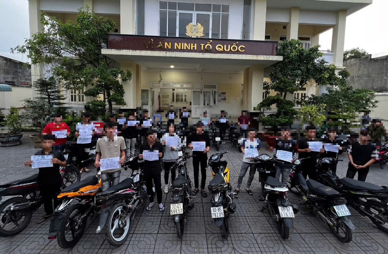 TP.HCM: CSGT chặn 24 “quái xế” che biển số, tụ tập đua xe lúc nửa đêm- Ảnh 1. TP.HCM: CSGT chặn 24 “quái xế” che biển số, tụ tập đua xe lúc nửa đêm- Ảnh 1.