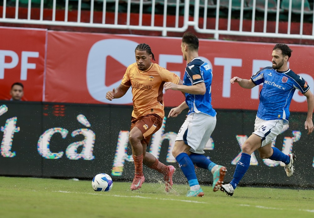 V-League: Hoàng Anh Gia Lai thua tan nát trong ngày ra quân, Ninh Bình thắng ngược Hà Tĩnh- Ảnh 1. V-League: Hoàng Anh Gia Lai thua tan nát trong ngày ra quân, Ninh Bình thắng ngược Hà Tĩnh- Ảnh 1.
