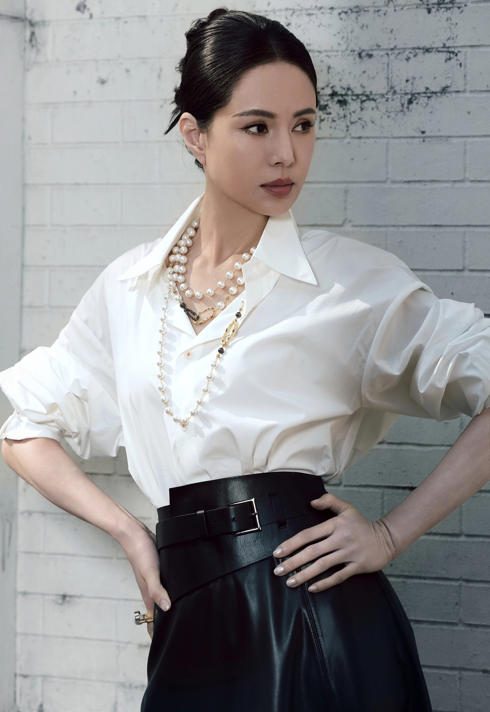 Lý Nhược Đồng từng bị hải quan chặn lại vì nghi ngờ sử dụng hộ chiếu giả- Ảnh 5. Lý Nhược Đồng từng bị hải quan chặn lại vì nghi ngờ sử dụng hộ chiếu giả- Ảnh 5.