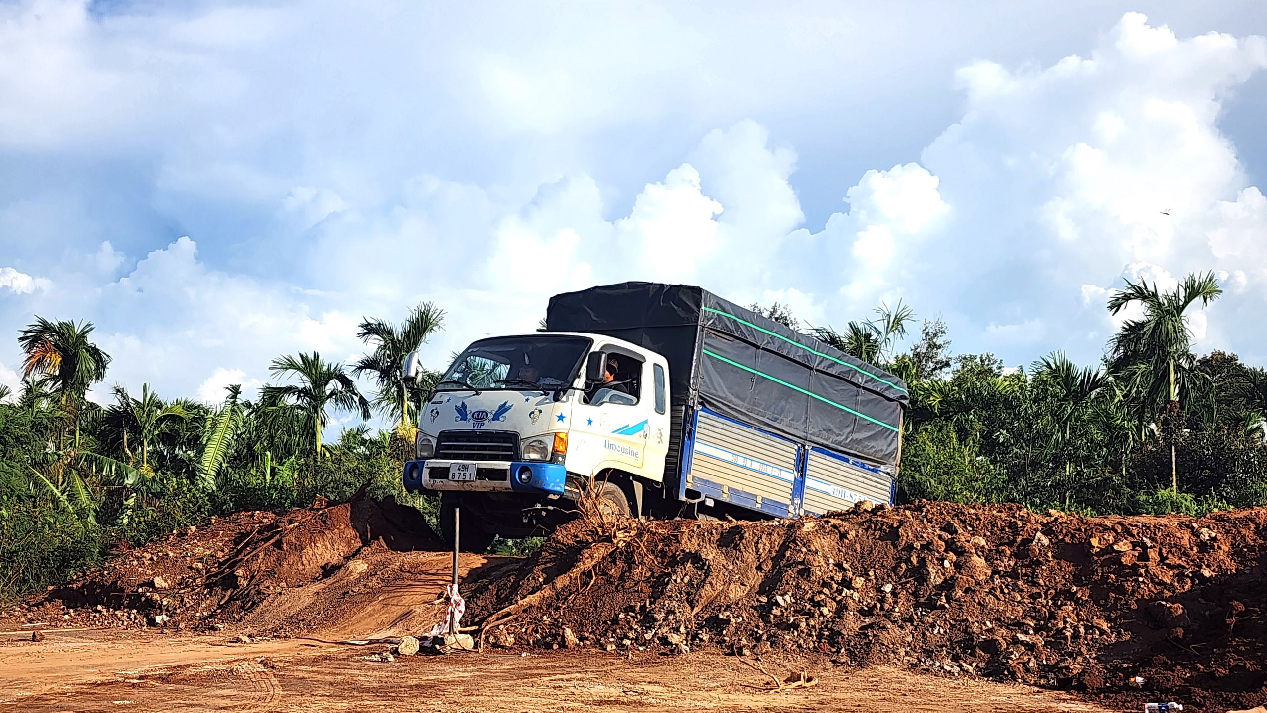 Đắk Lắk chỉ đạo kiểm tra, phản ánh loạt phương tiện vô tư vào đường đang thi công- Ảnh 1. Đắk Lắk chỉ đạo kiểm tra, phản ánh loạt phương tiện vô tư vào đường đang thi công- Ảnh 1.