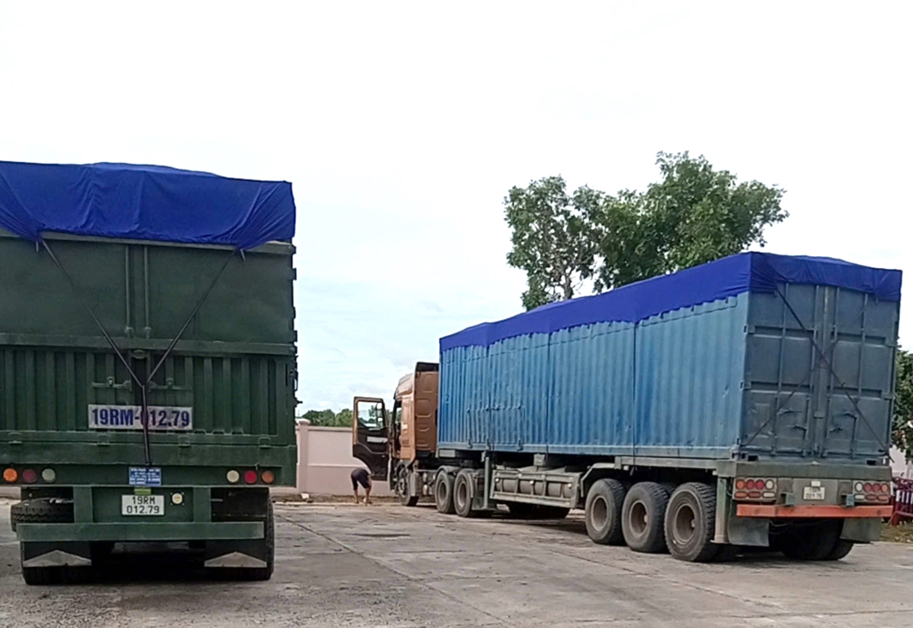 Cảnh sát giao thông Đắk Lắk mật phục xử lý xe đầu kéo chở cát quá tải gần 300%- Ảnh 2. Cảnh sát giao thông Đắk Lắk mật phục xử lý xe đầu kéo chở cát quá tải gần 300%- Ảnh 2.