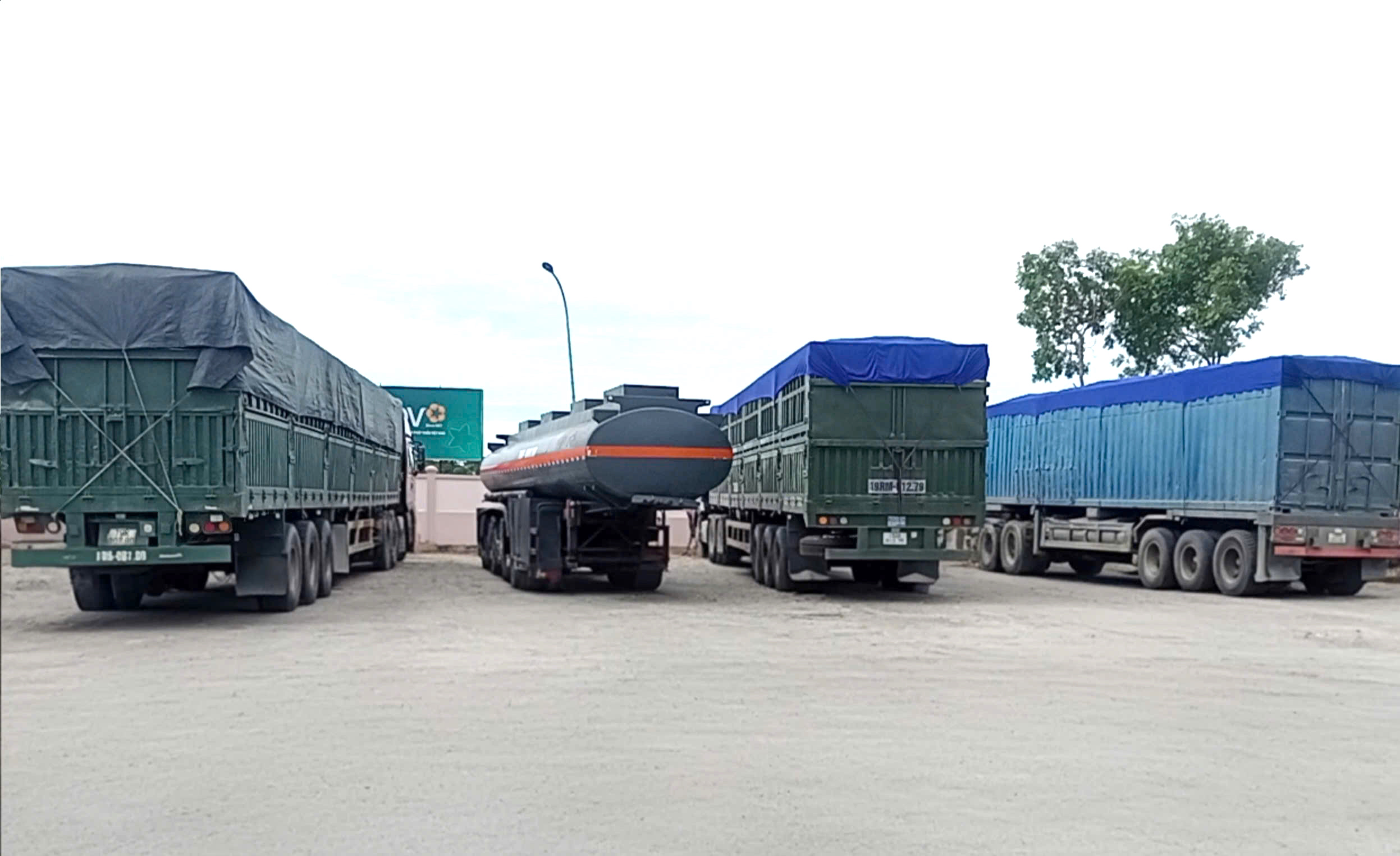 Cảnh sát giao thông Đắk Lắk mật phục xử lý xe đầu kéo chở cát quá tải gần 300%- Ảnh 1. Cảnh sát giao thông Đắk Lắk mật phục xử lý xe đầu kéo chở cát quá tải gần 300%- Ảnh 1.