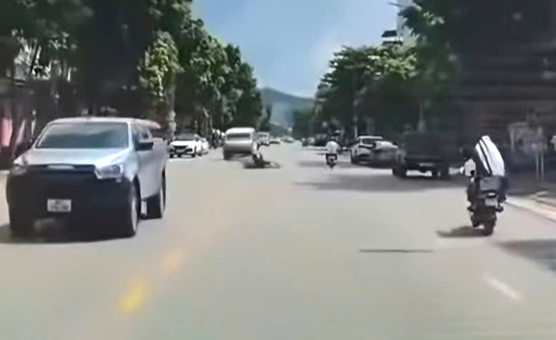 Đi xe máy điện đánh võng tự ngã trên đường, nam thanh niên bị CSGT Bắc Ninh xử phạt- Ảnh 2. Đi xe máy điện đánh võng tự ngã trên đường, nam thanh niên bị CSGT Bắc Ninh xử phạt- Ảnh 2.