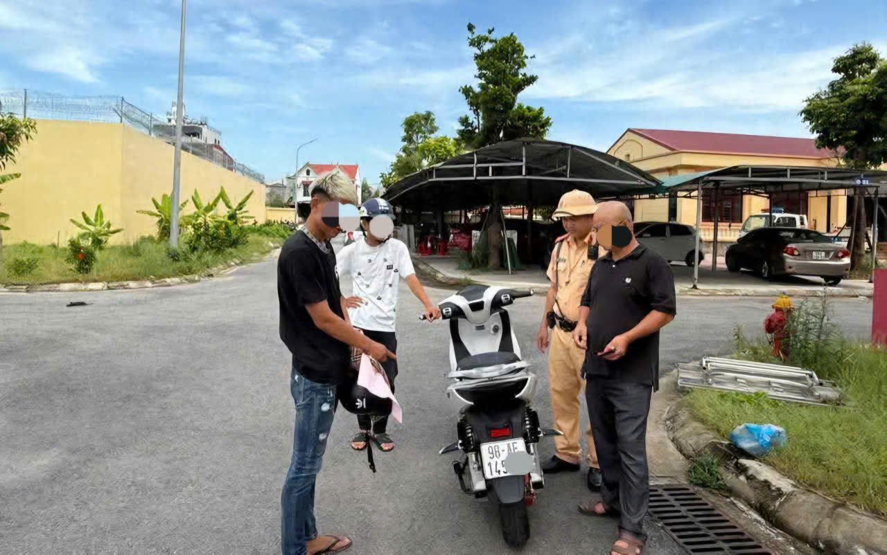 Đi xe máy điện đánh võng tự ngã trên đường, nam thanh niên bị CSGT Bắc Ninh xử phạt- Ảnh 1. Đi xe máy điện đánh võng tự ngã trên đường, nam thanh niên bị CSGT Bắc Ninh xử phạt- Ảnh 1.