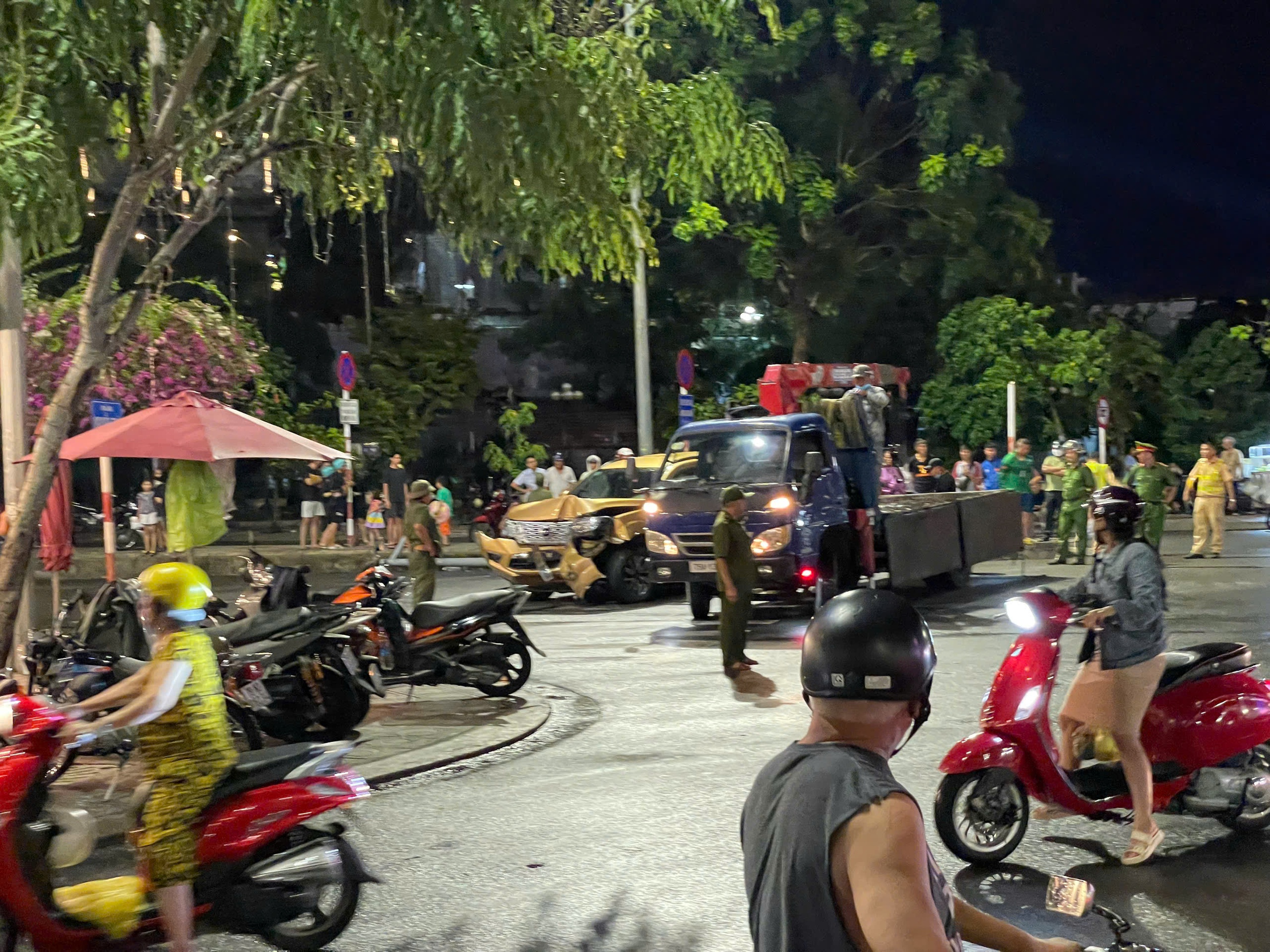 Tài xế mất lái, ô tô tông gãy trụ camera giao thông ở Nha Trang- Ảnh 1. Tài xế mất lái, ô tô tông gãy trụ camera giao thông ở Nha Trang- Ảnh 1.
