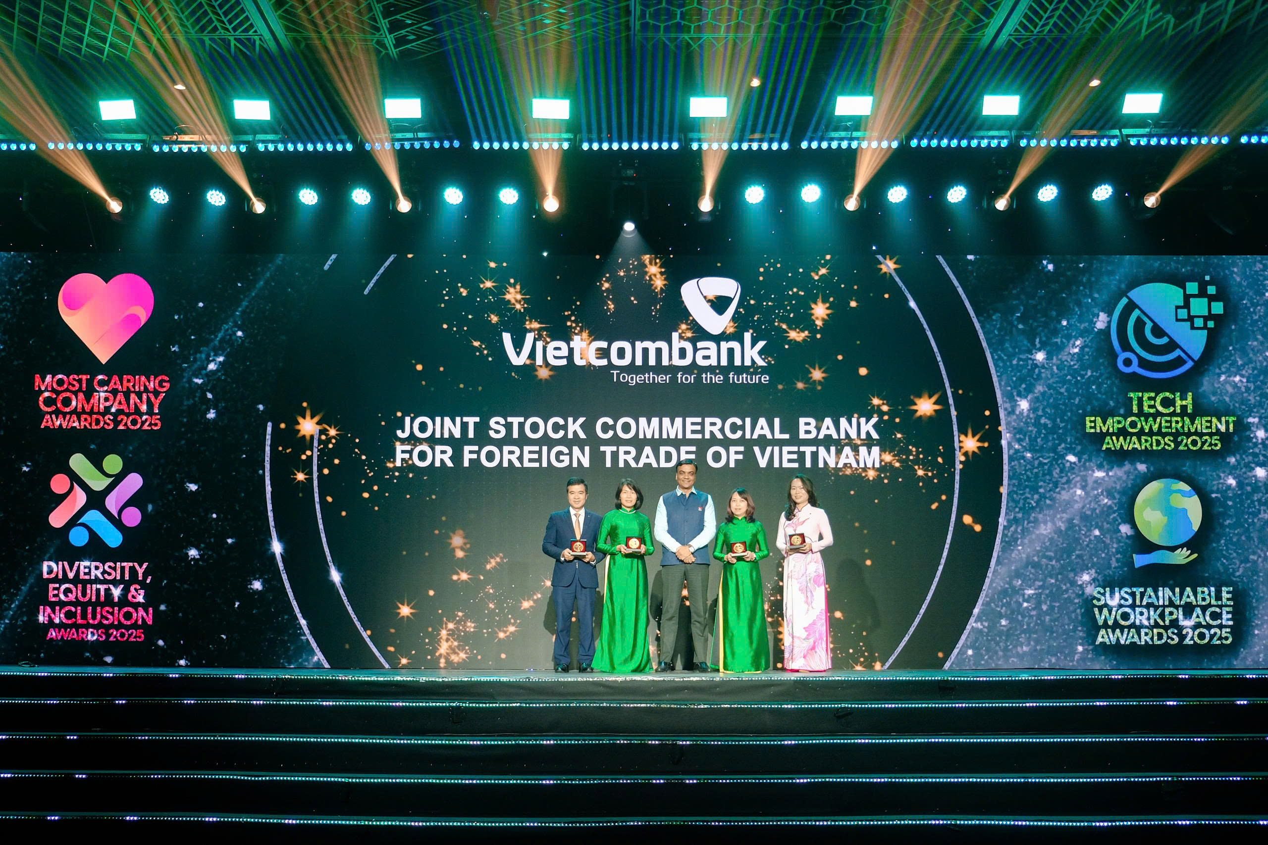 Vietcombank lên ngôi ở tất cả hạng mục giải thưởng "Nơi làm việc tốt nhất châu Á" năm 2025- Ảnh 2.