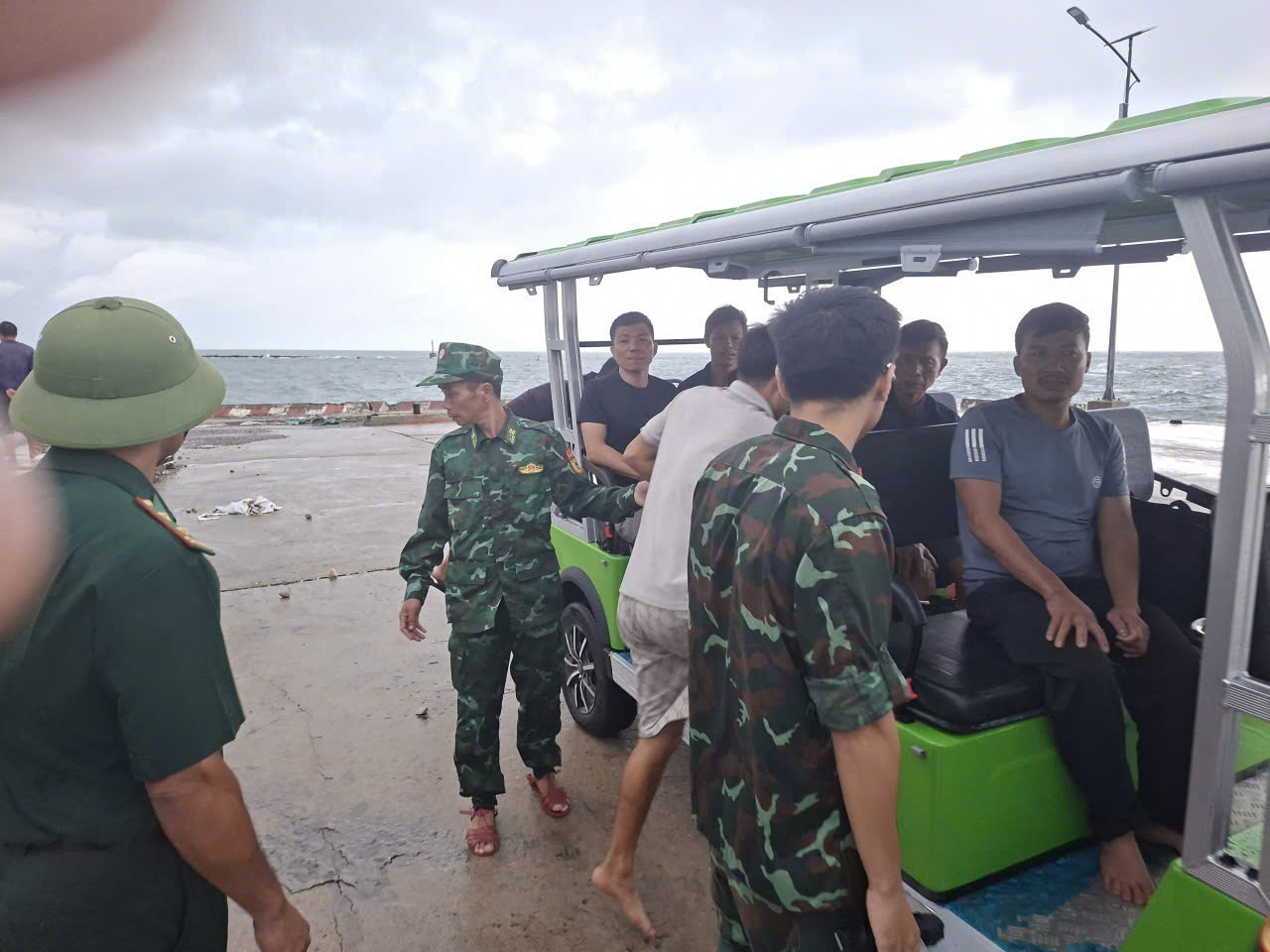 Quảng Ninh: Đồn Biên phòng đảo Trần cứu 10 ngư dân bị đắm tàu trên biển- Ảnh 2. Quảng Ninh: Đồn Biên phòng đảo Trần cứu 10 ngư dân bị đắm tàu trên biển- Ảnh 2.