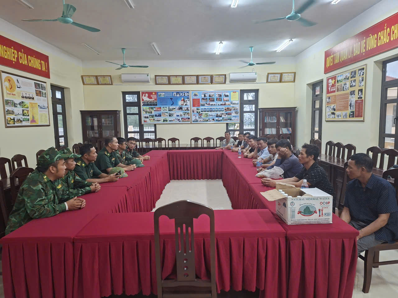 Quảng Ninh: Đồn Biên phòng đảo Trần cứu 10 ngư dân bị đắm tàu trên biển- Ảnh 1. Quảng Ninh: Đồn Biên phòng đảo Trần cứu 10 ngư dân bị đắm tàu trên biển- Ảnh 1.