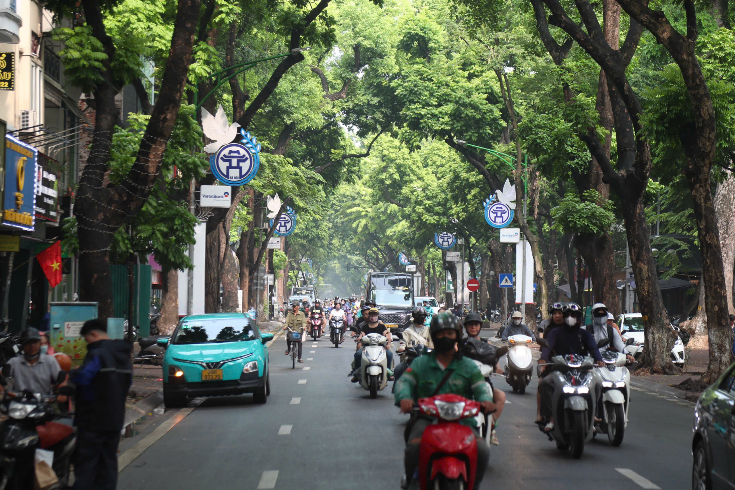 Hà Nội siết chặt an toàn giao thông dịp 2/9, công bố nhiều số điện thoại đường dây nóng- Ảnh 1.